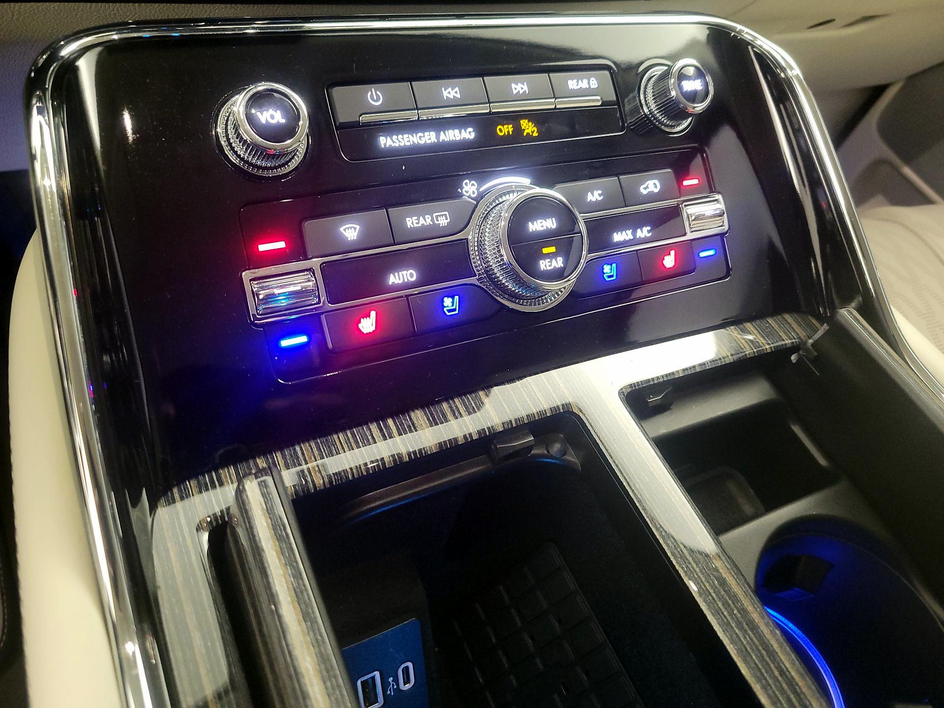 Thumbnail: 2024 Lincoln Navigator L - 17