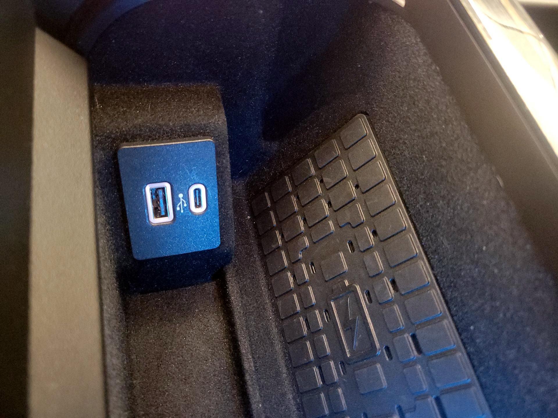 Thumbnail: 2024 Lincoln Navigator L - 19