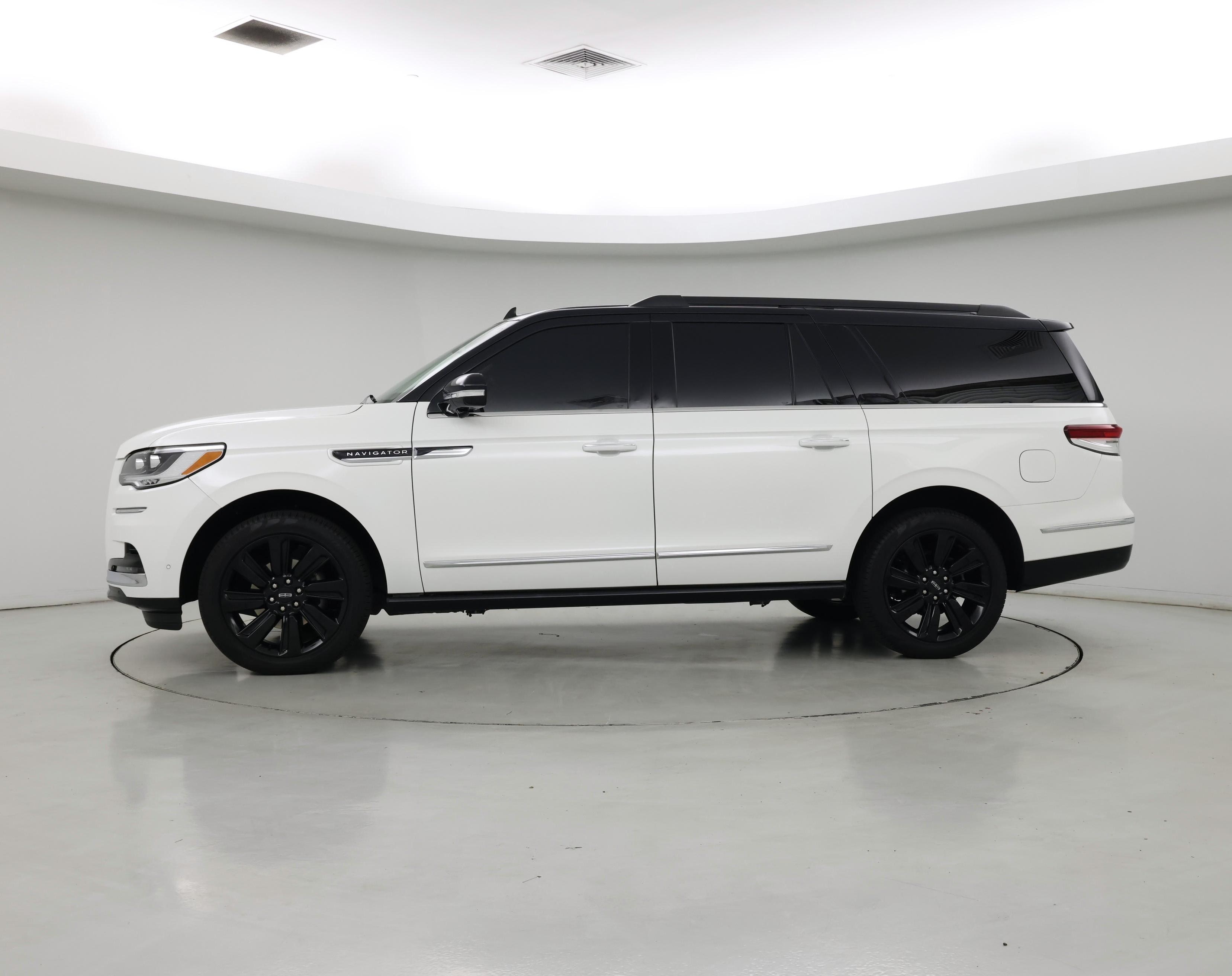 Thumbnail: 2024 Lincoln Navigator L - 3