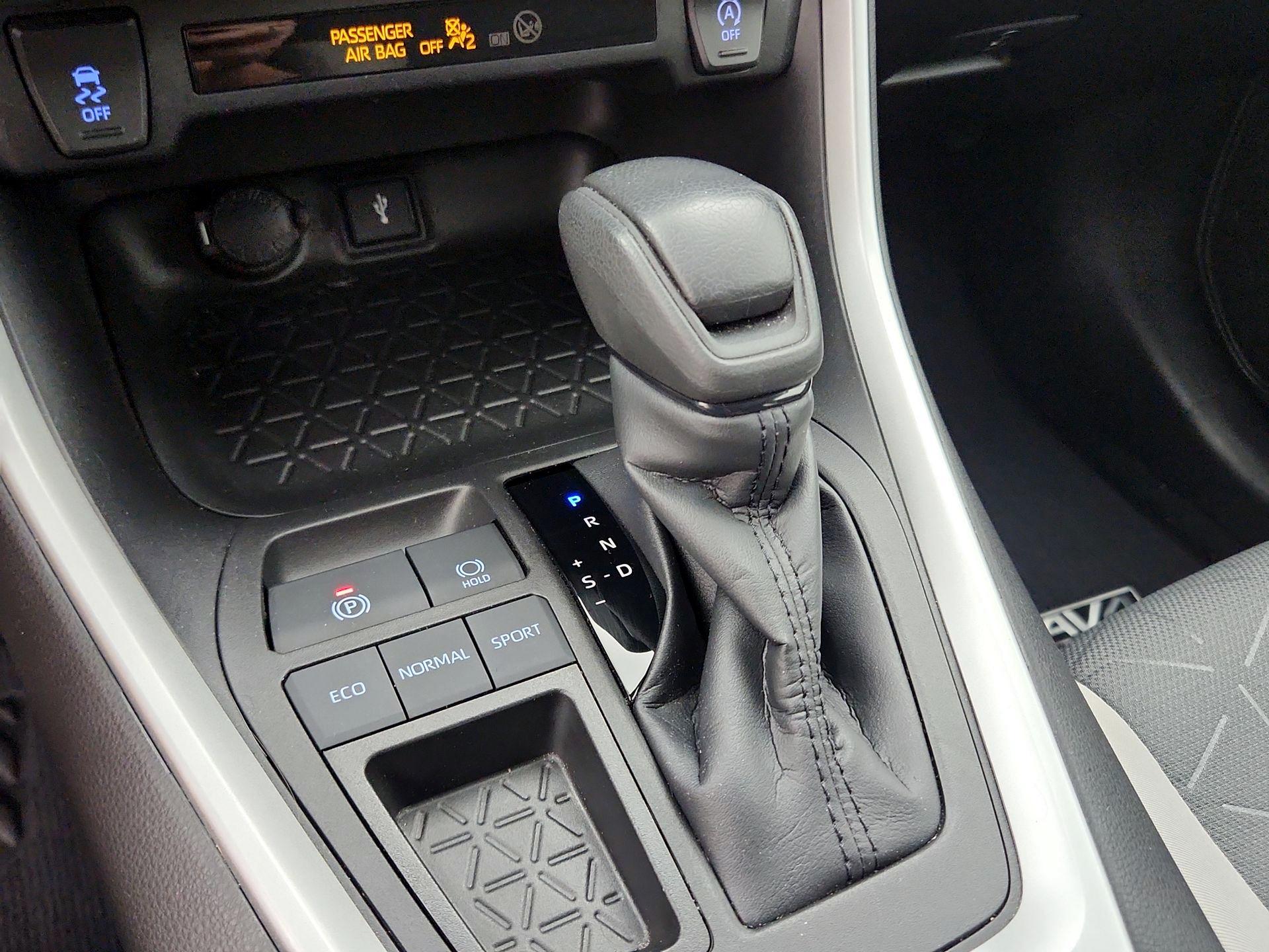 Thumbnail: 2022 Toyota RAV4 - 17