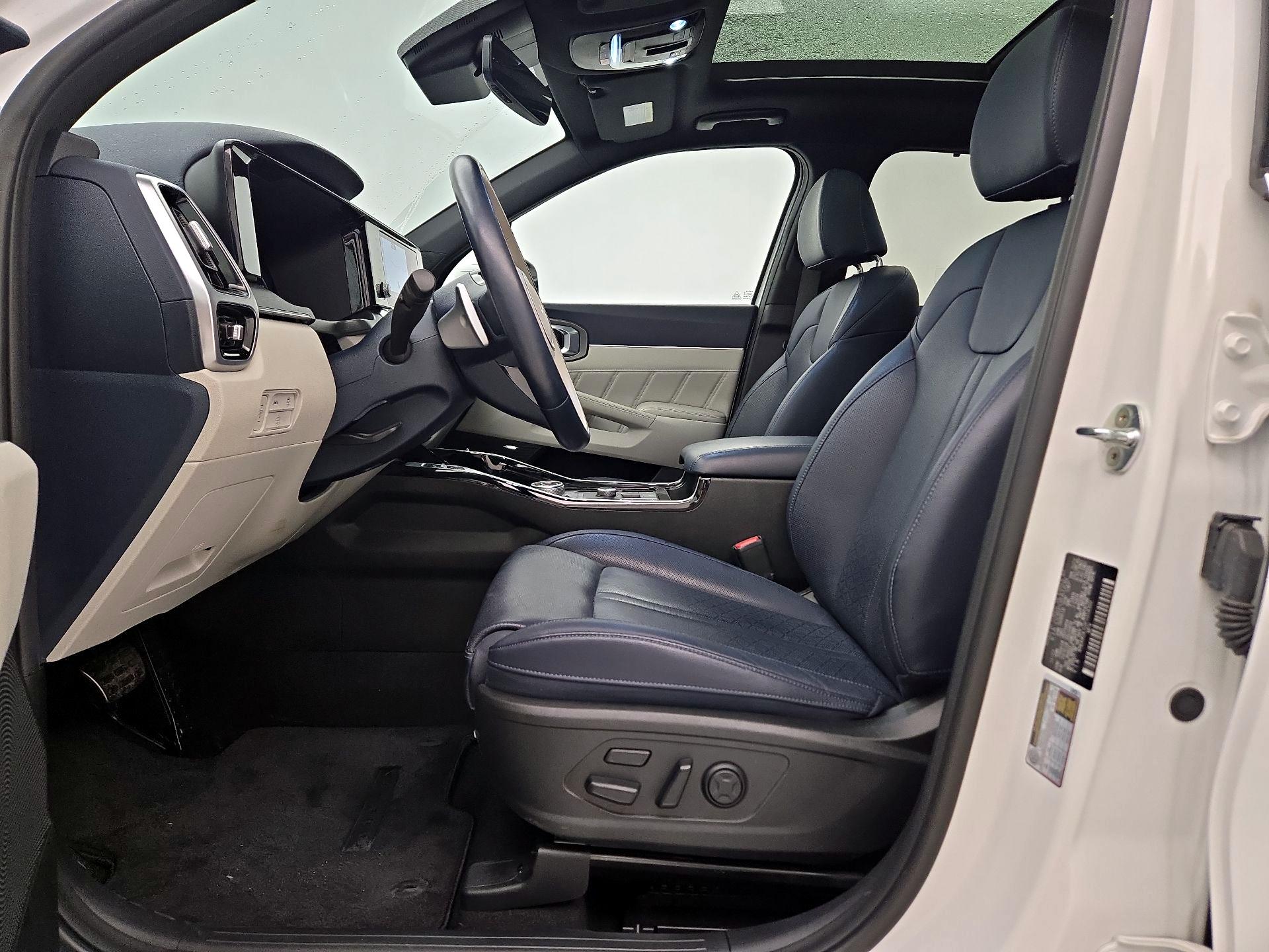 Thumbnail: 2023 Kia Sorento - 11