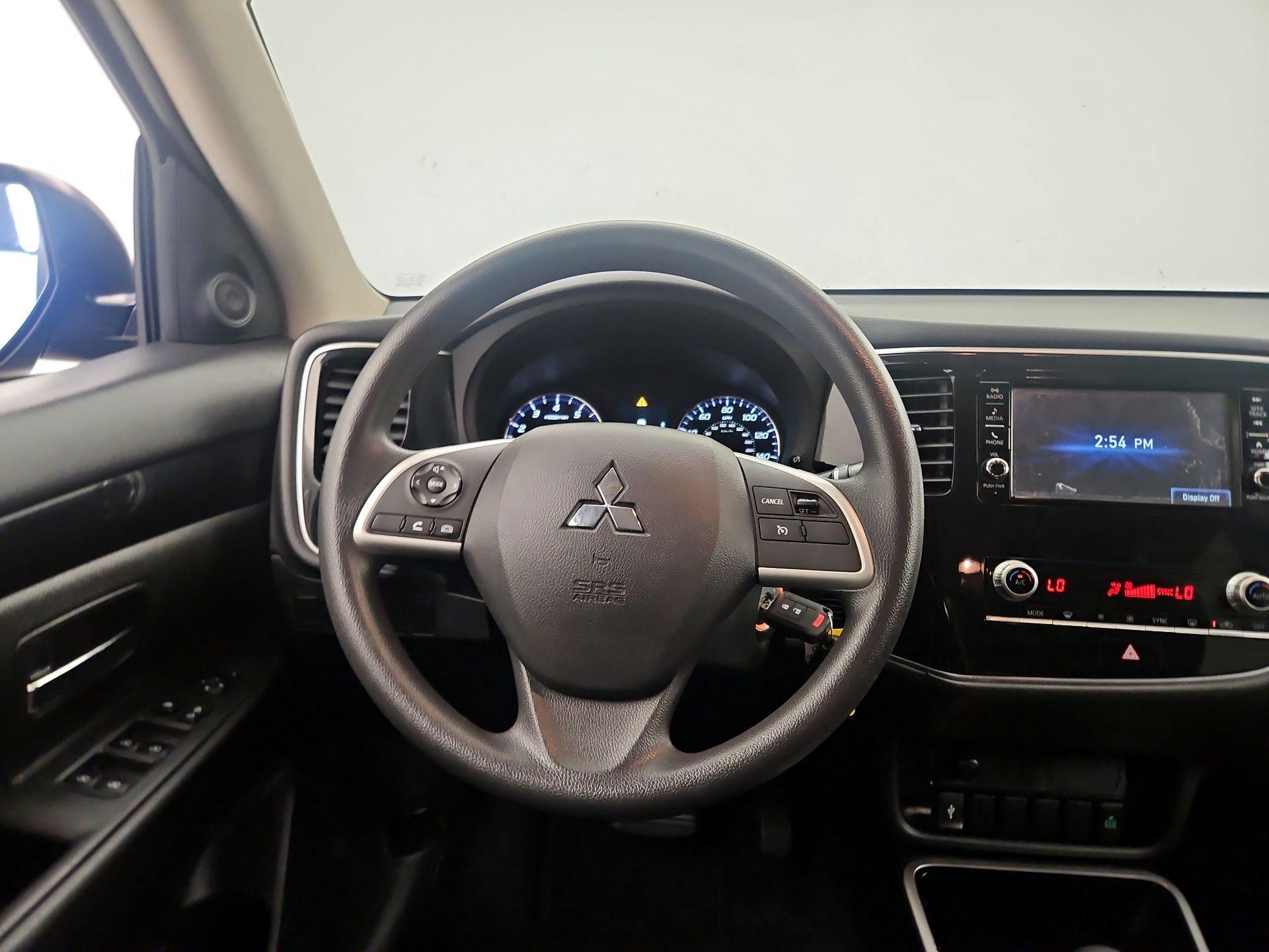 Thumbnail: 2020 Mitsubishi Outlander - 10