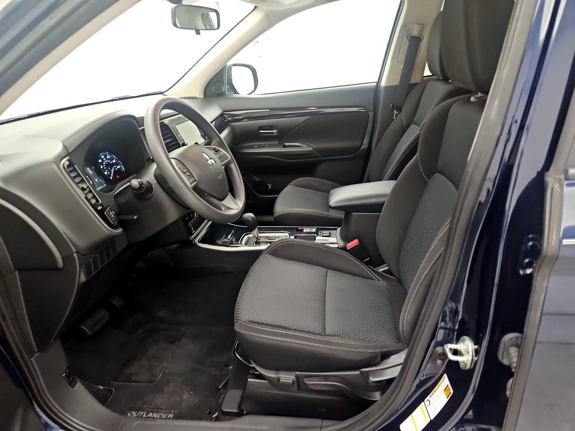 Thumbnail: 2020 Mitsubishi Outlander - 11