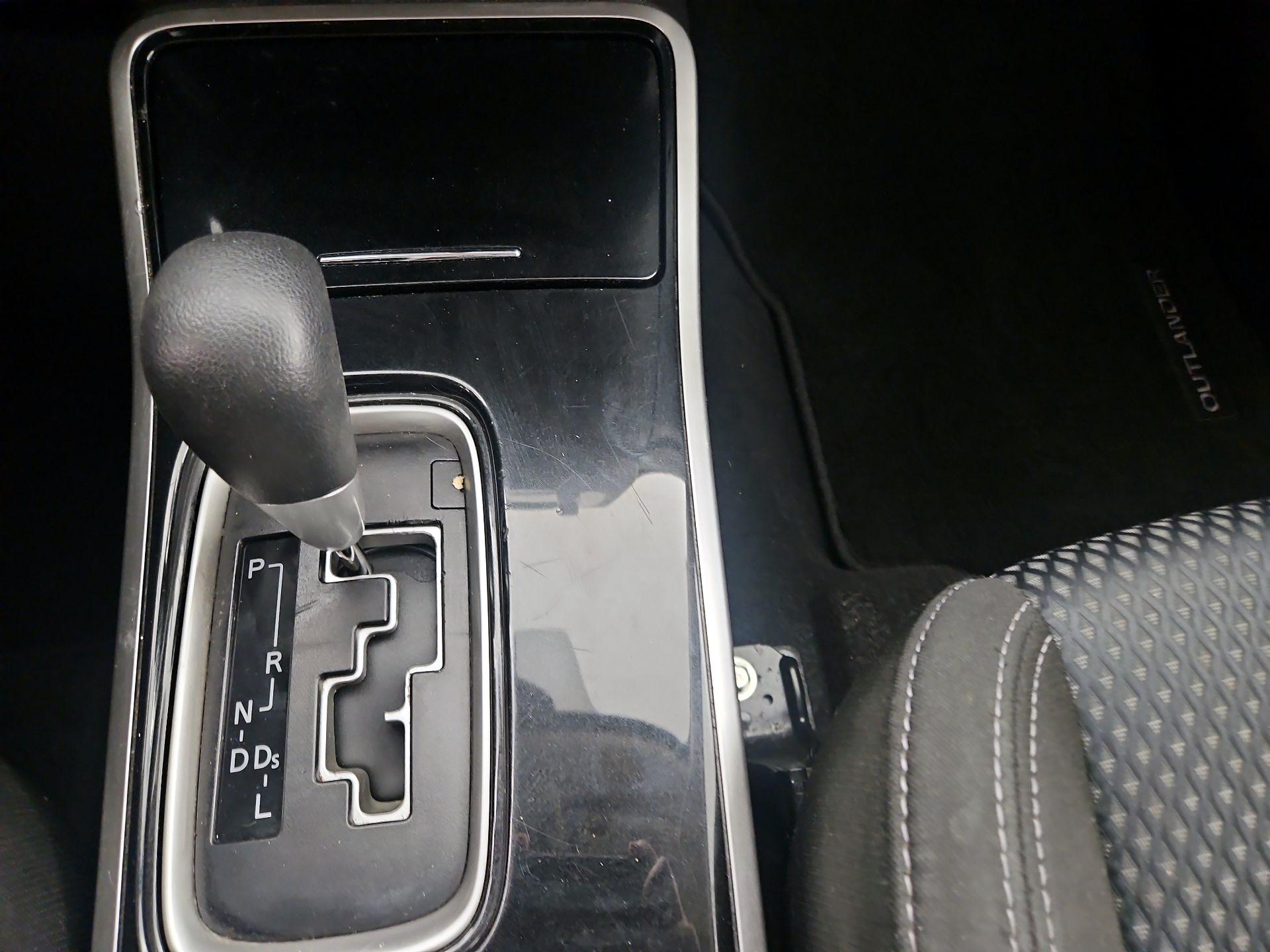 Thumbnail: 2020 Mitsubishi Outlander - 17