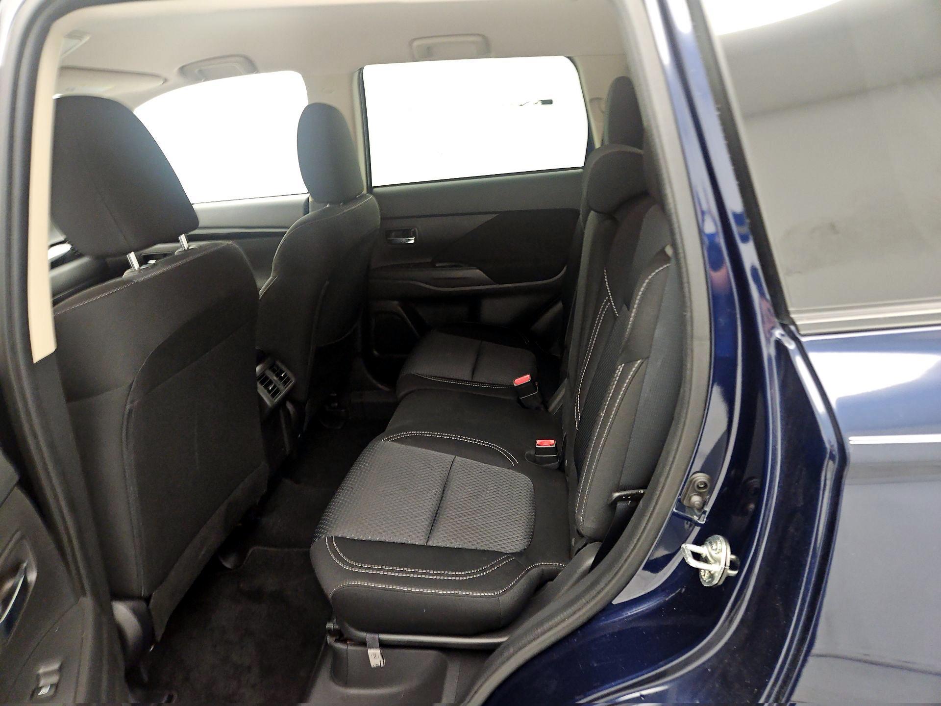 Thumbnail: 2020 Mitsubishi Outlander - 19