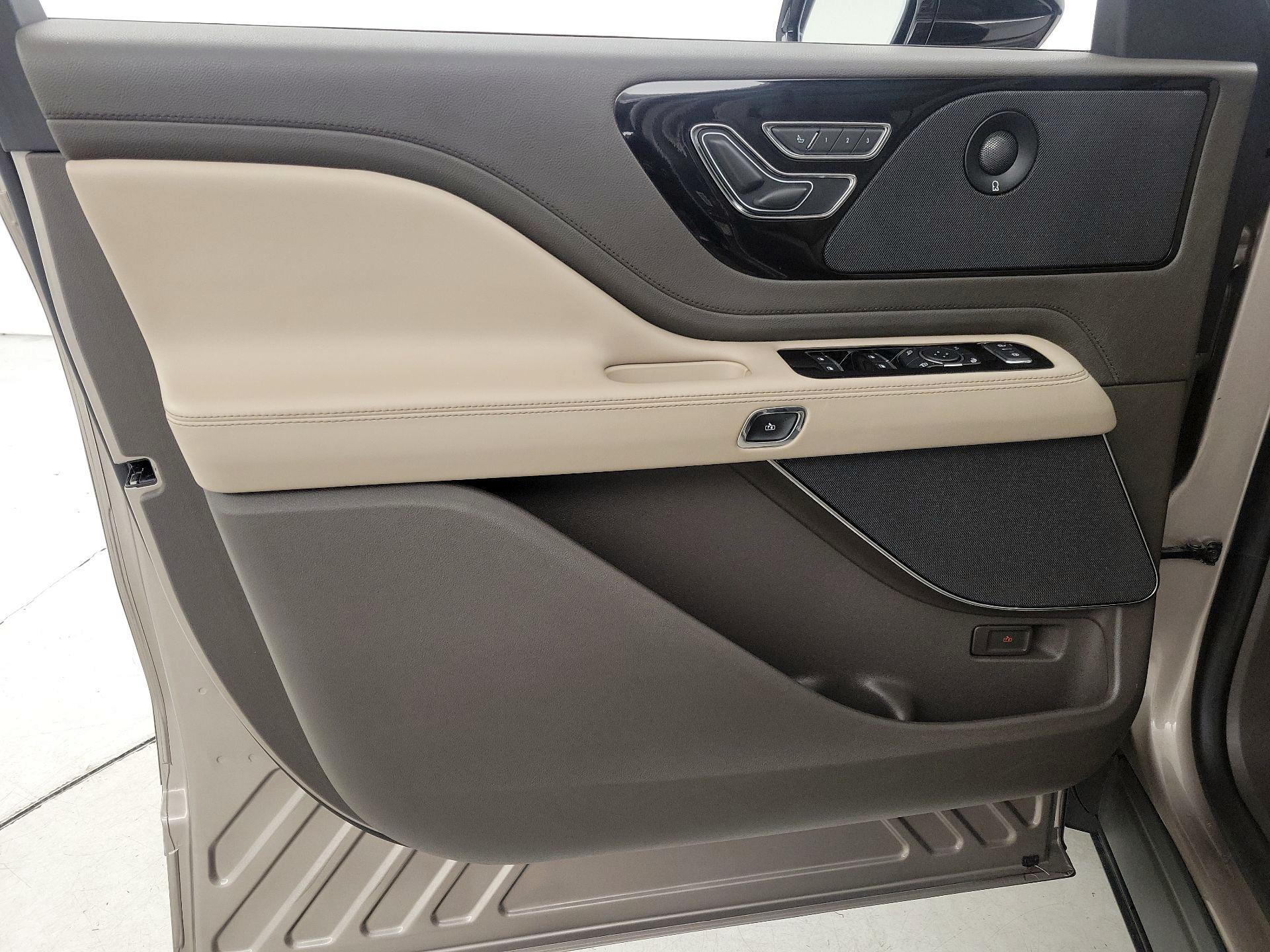 Thumbnail: 2020 Lincoln Aviator - 12