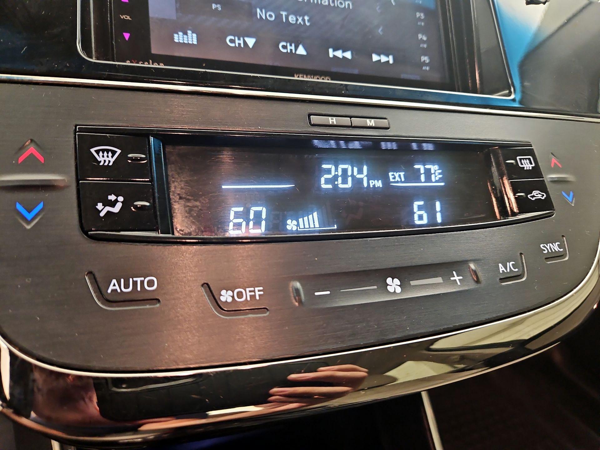 Thumbnail: 2013 Toyota Avalon - 16