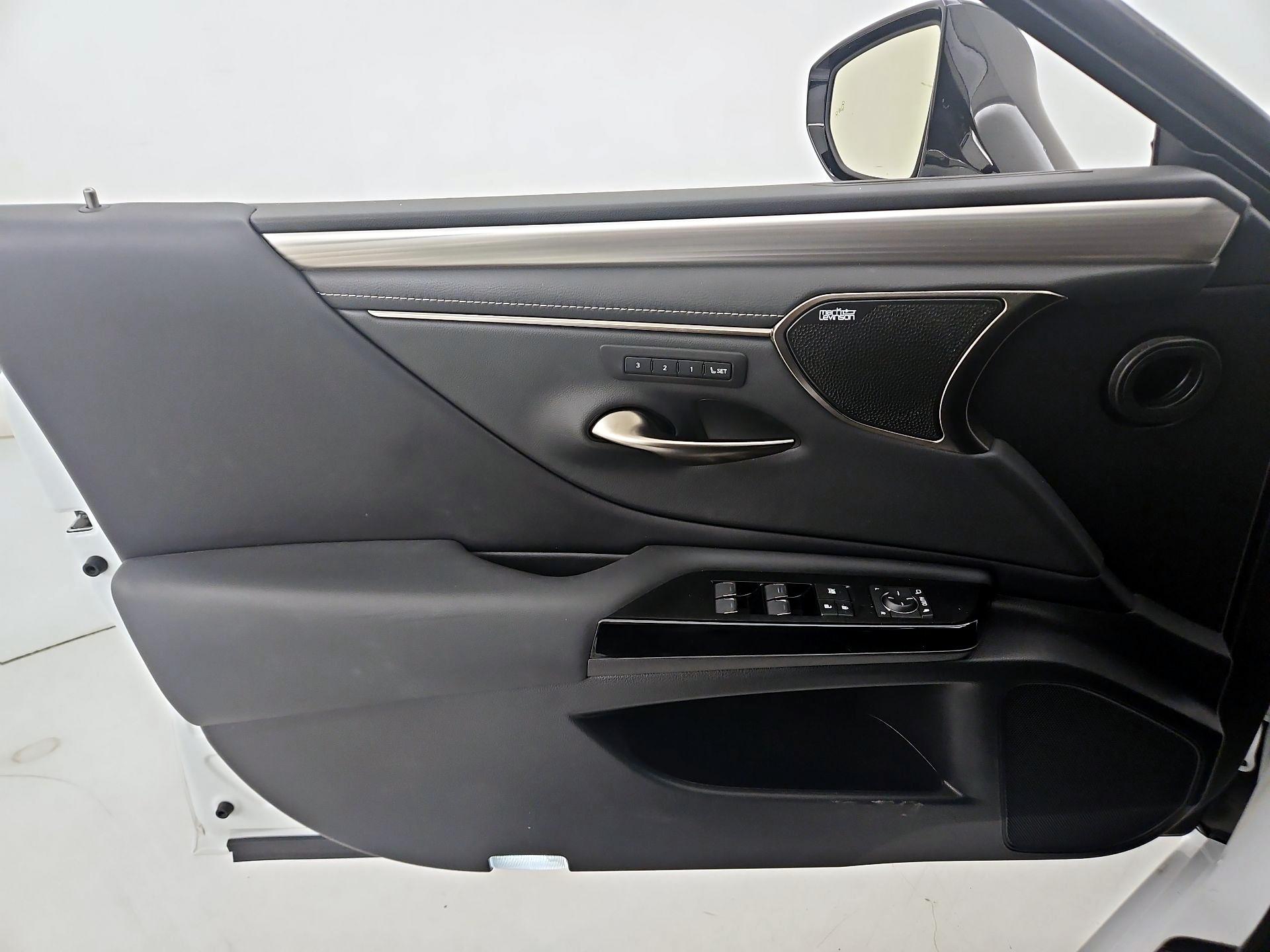 Thumbnail: 2022 Lexus ES - 12