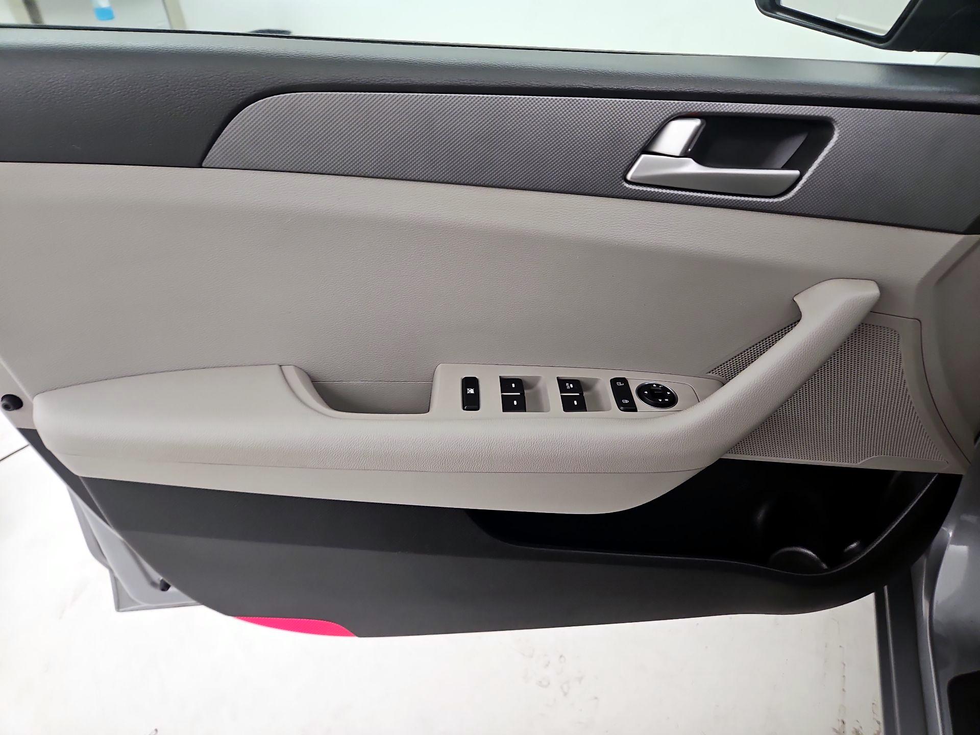 Thumbnail: 2016 Hyundai Sonata - 12