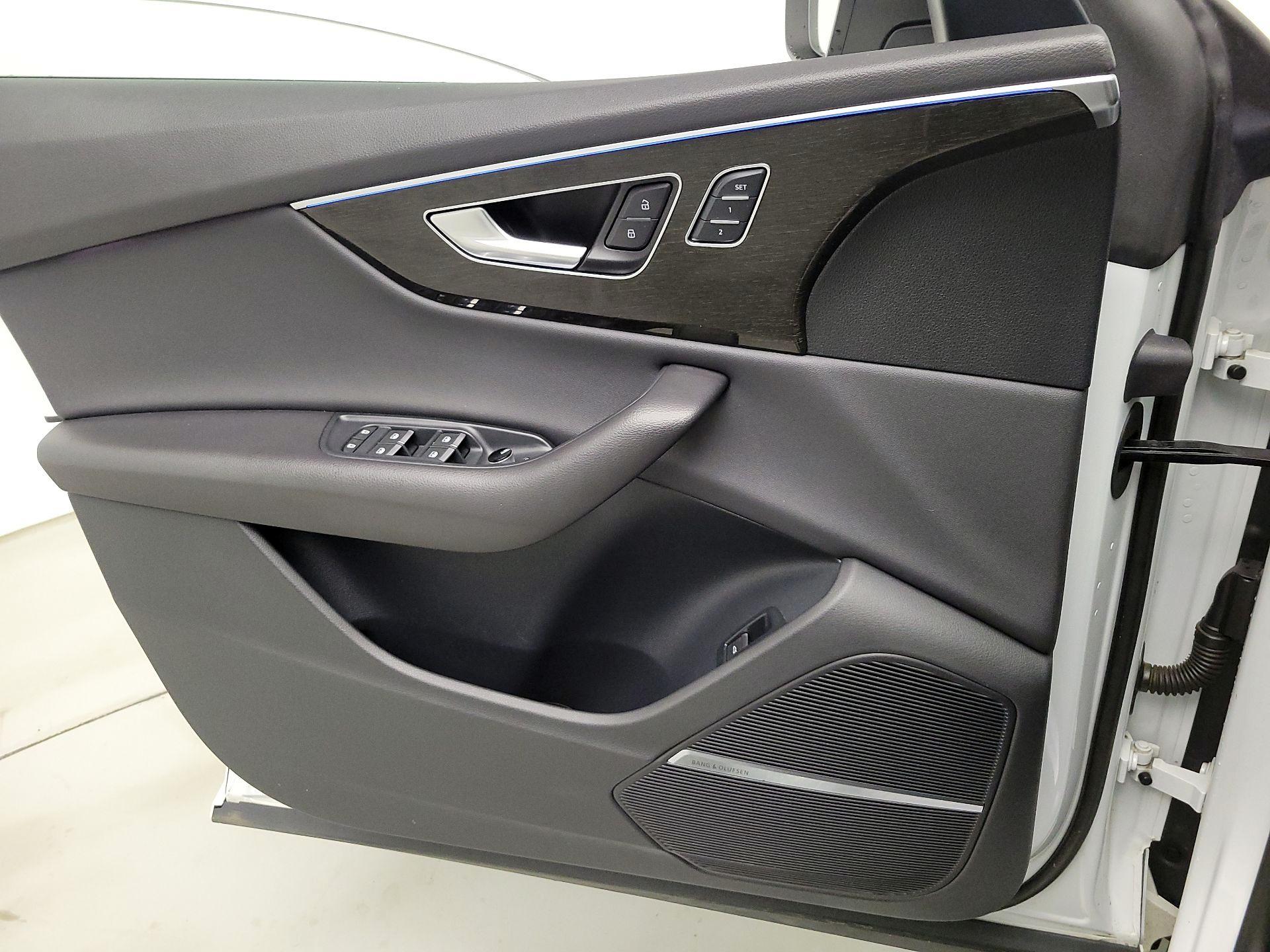 Thumbnail: 2021 Audi Q8 - 12