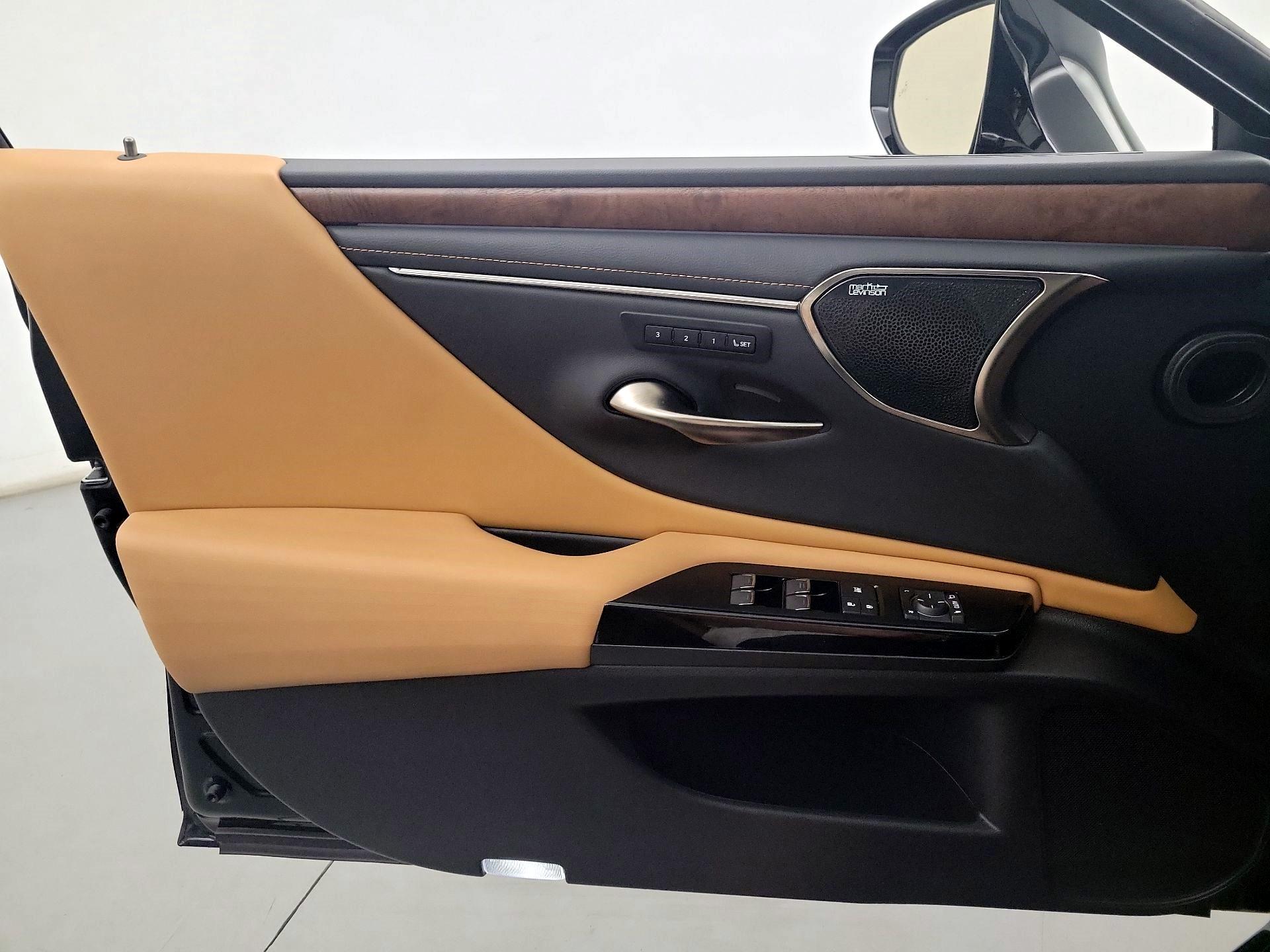 Thumbnail: 2022 Lexus ES - 10
