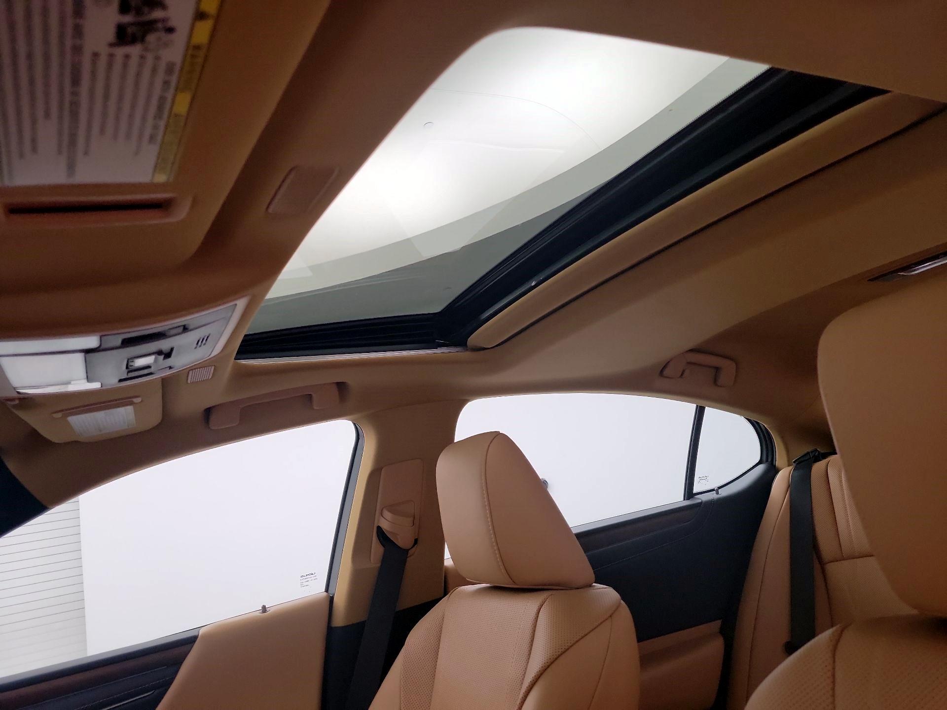 Thumbnail: 2022 Lexus ES - 17