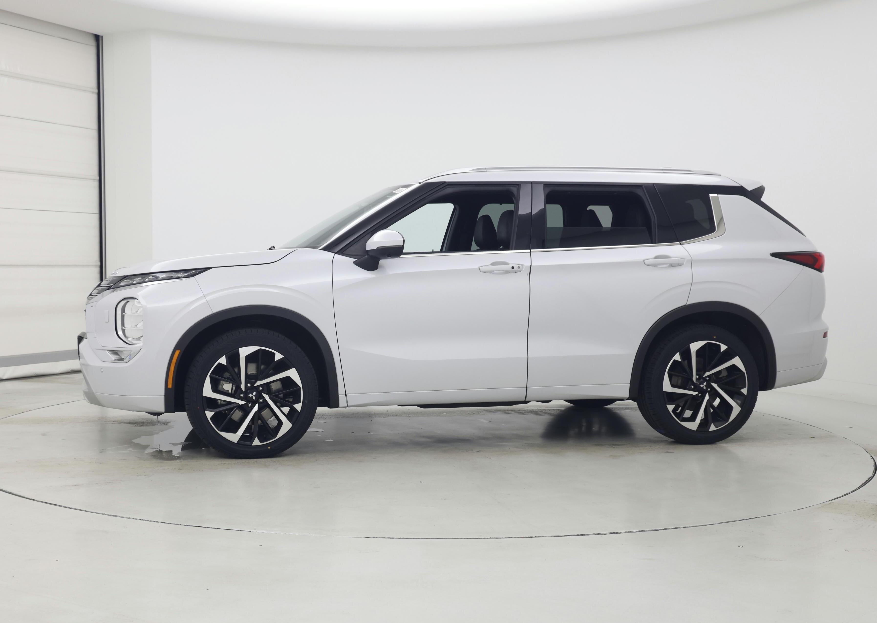 Thumbnail: 2022 Mitsubishi Outlander - 3