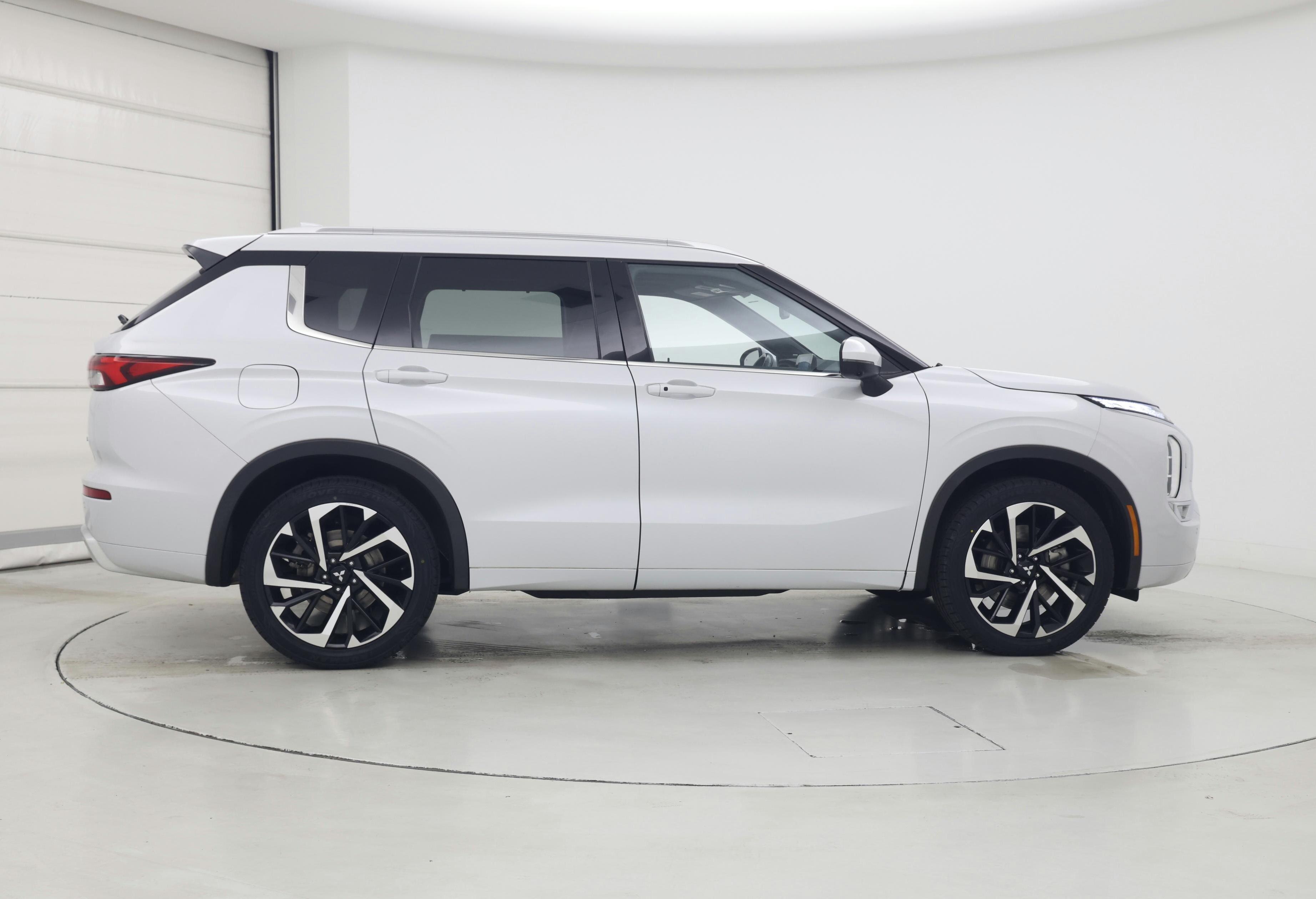 Thumbnail: 2022 Mitsubishi Outlander - 7