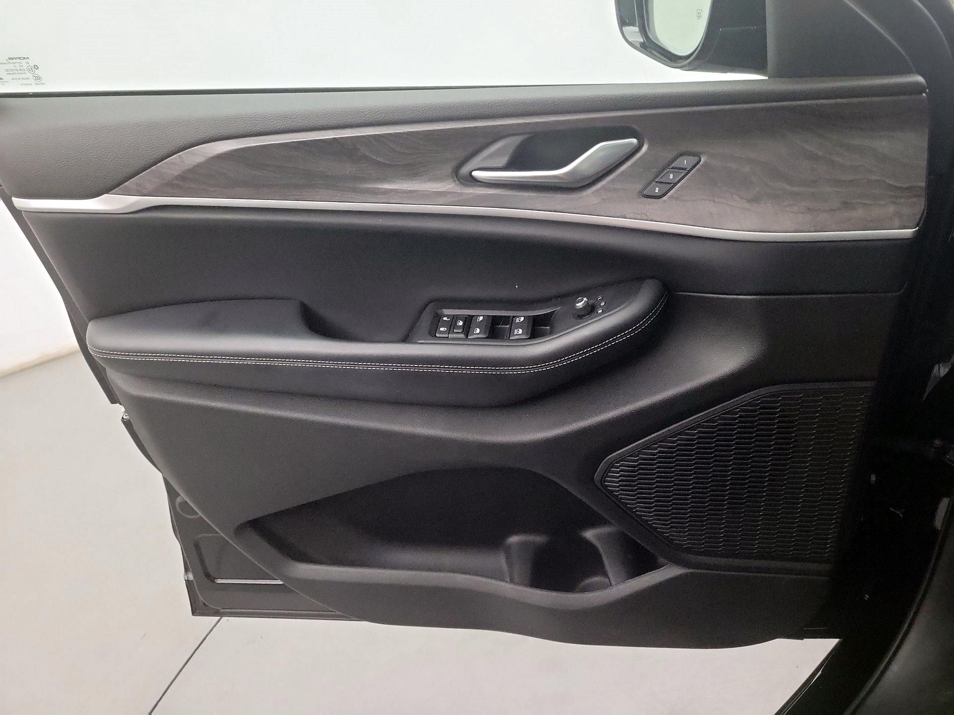 Thumbnail: 2023 Jeep Grand Cherokee - 10