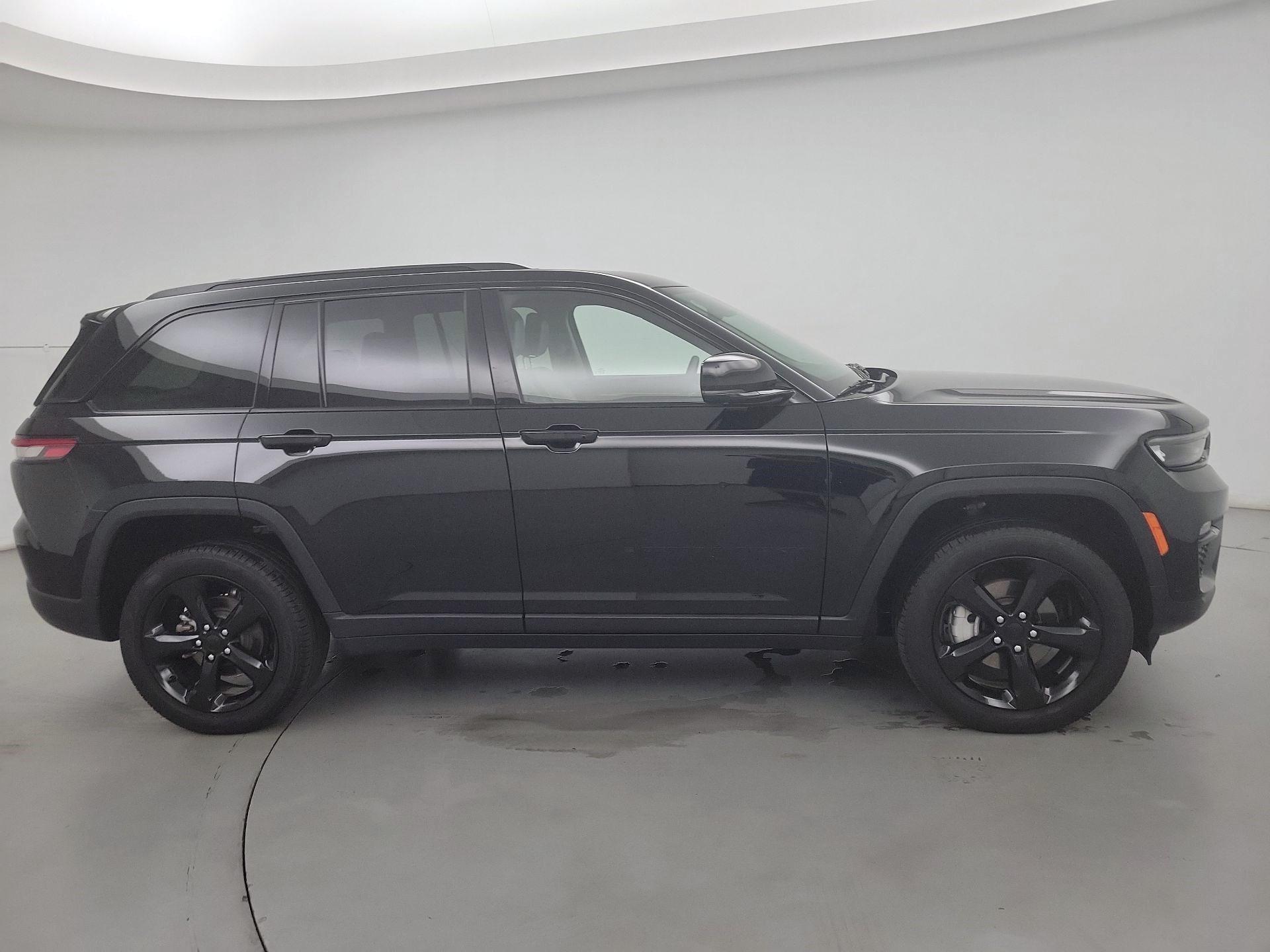 Thumbnail: 2023 Jeep Grand Cherokee - 4