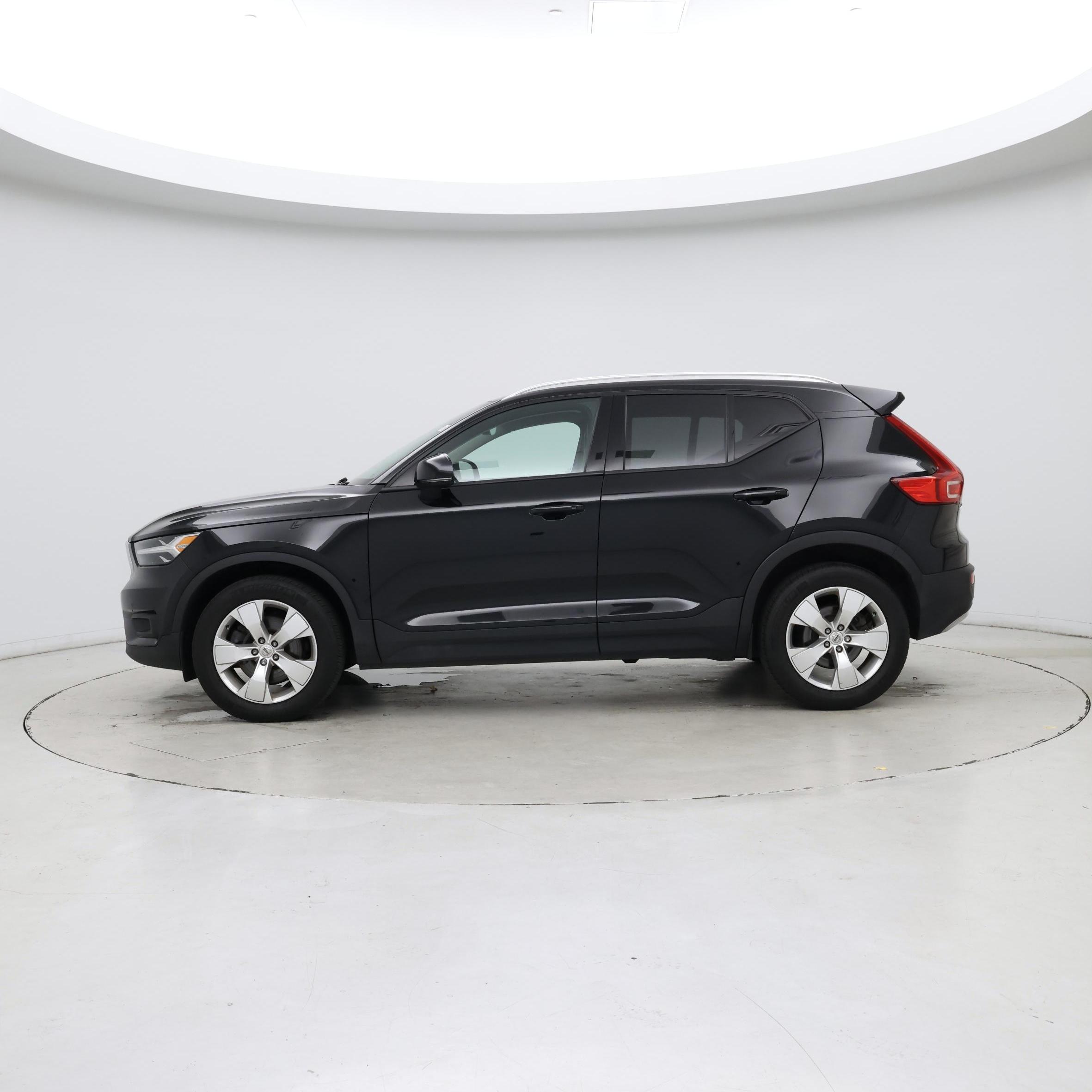Thumbnail: 2022 Volvo XC40 - 3