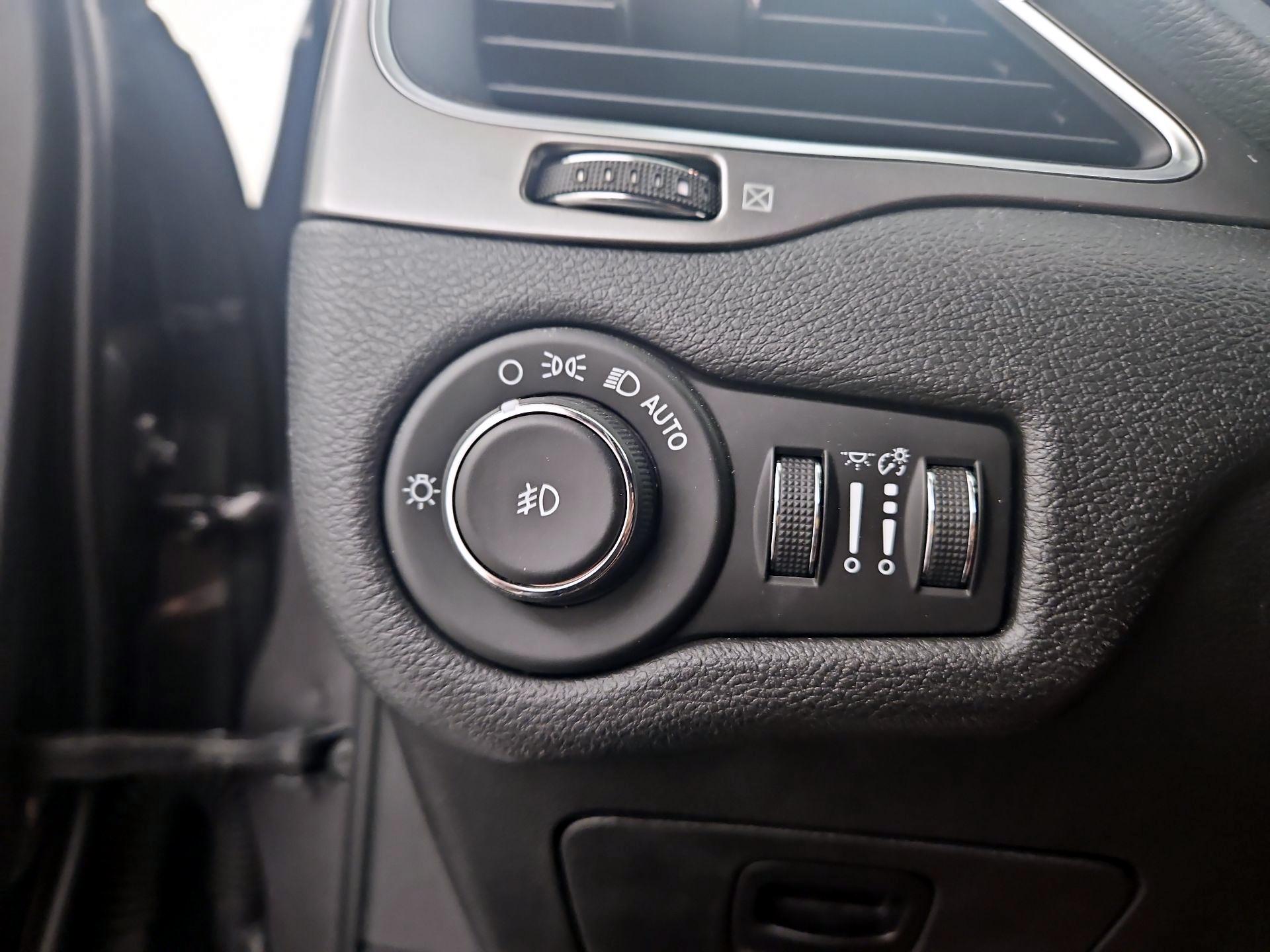 Thumbnail: 2019 Jeep Cherokee - 13