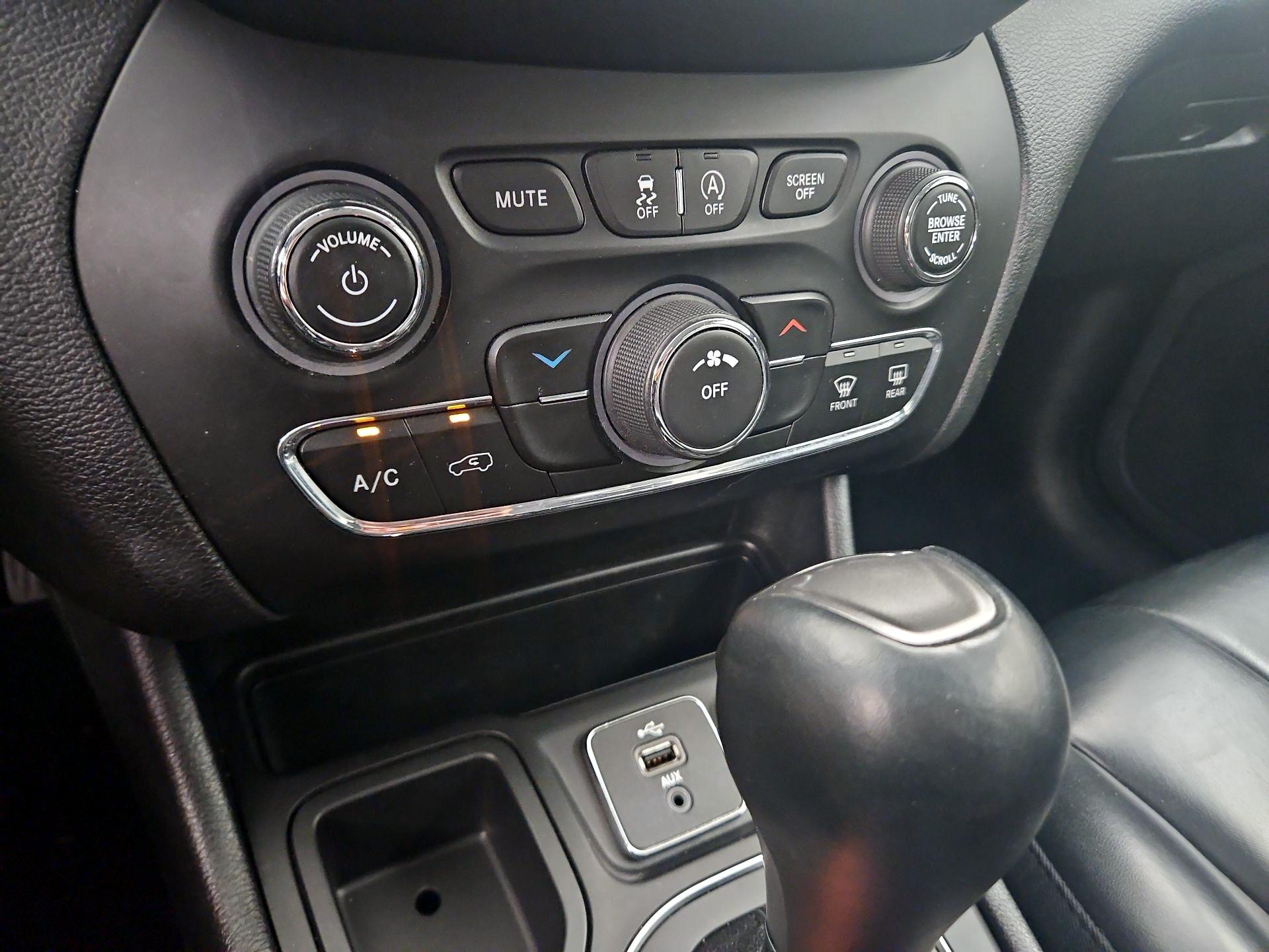 Thumbnail: 2019 Jeep Cherokee - 16