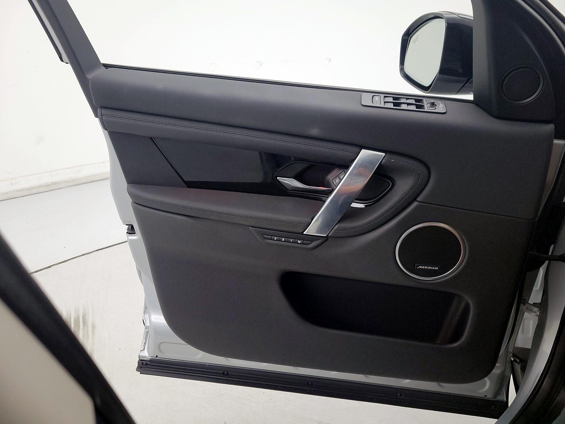 Thumbnail: 2020 Land Rover Discovery Sport - 12