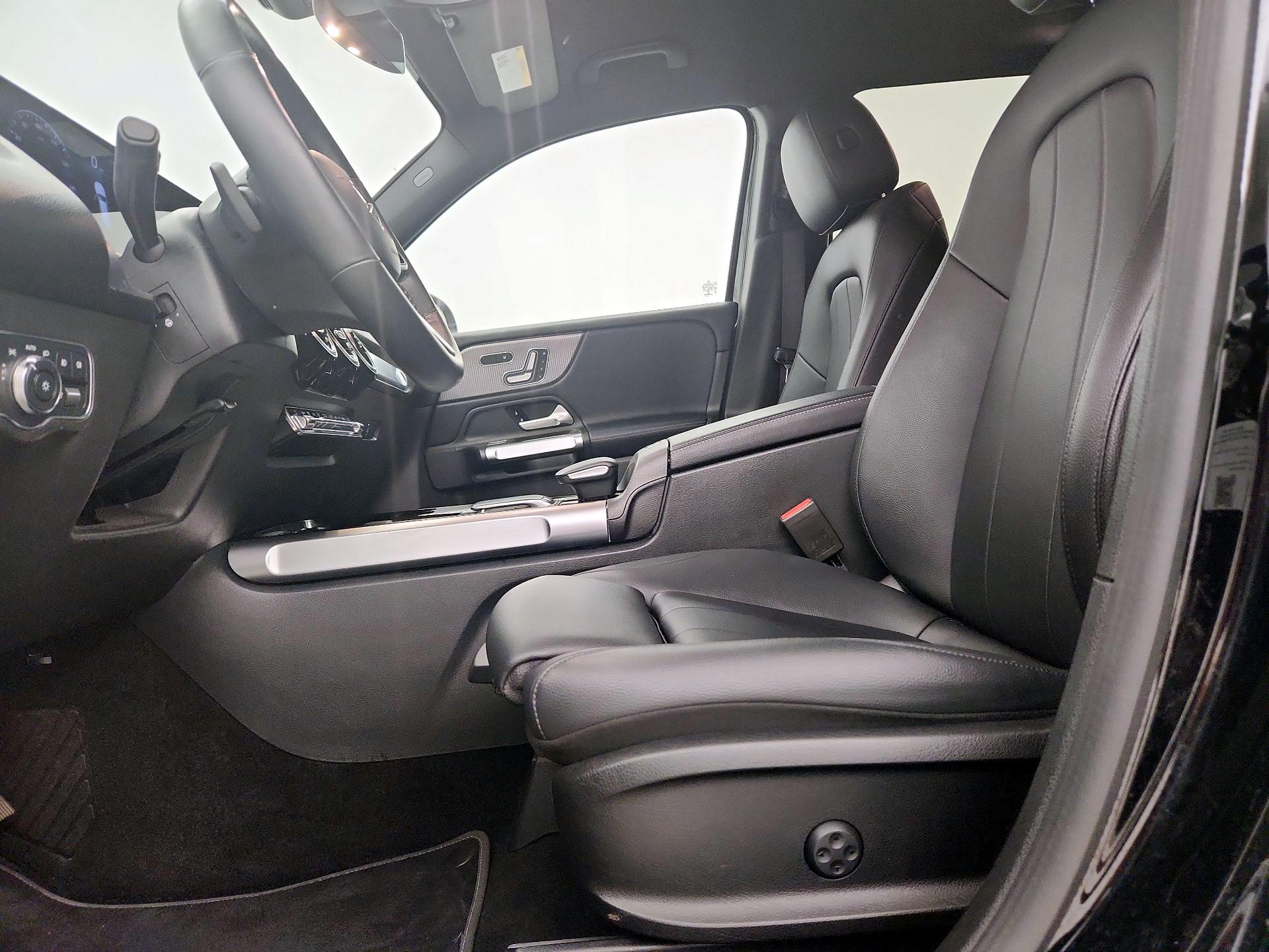 Thumbnail: 2021 Mercedes-Benz GLB - 11