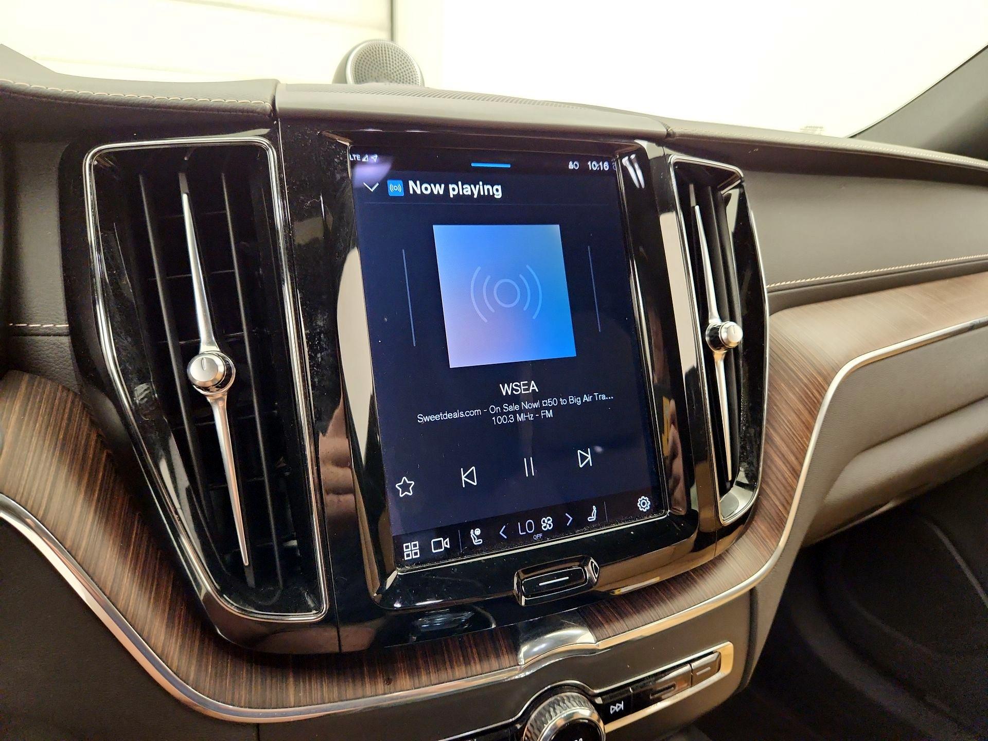Thumbnail: 2022 Volvo XC60 - 16