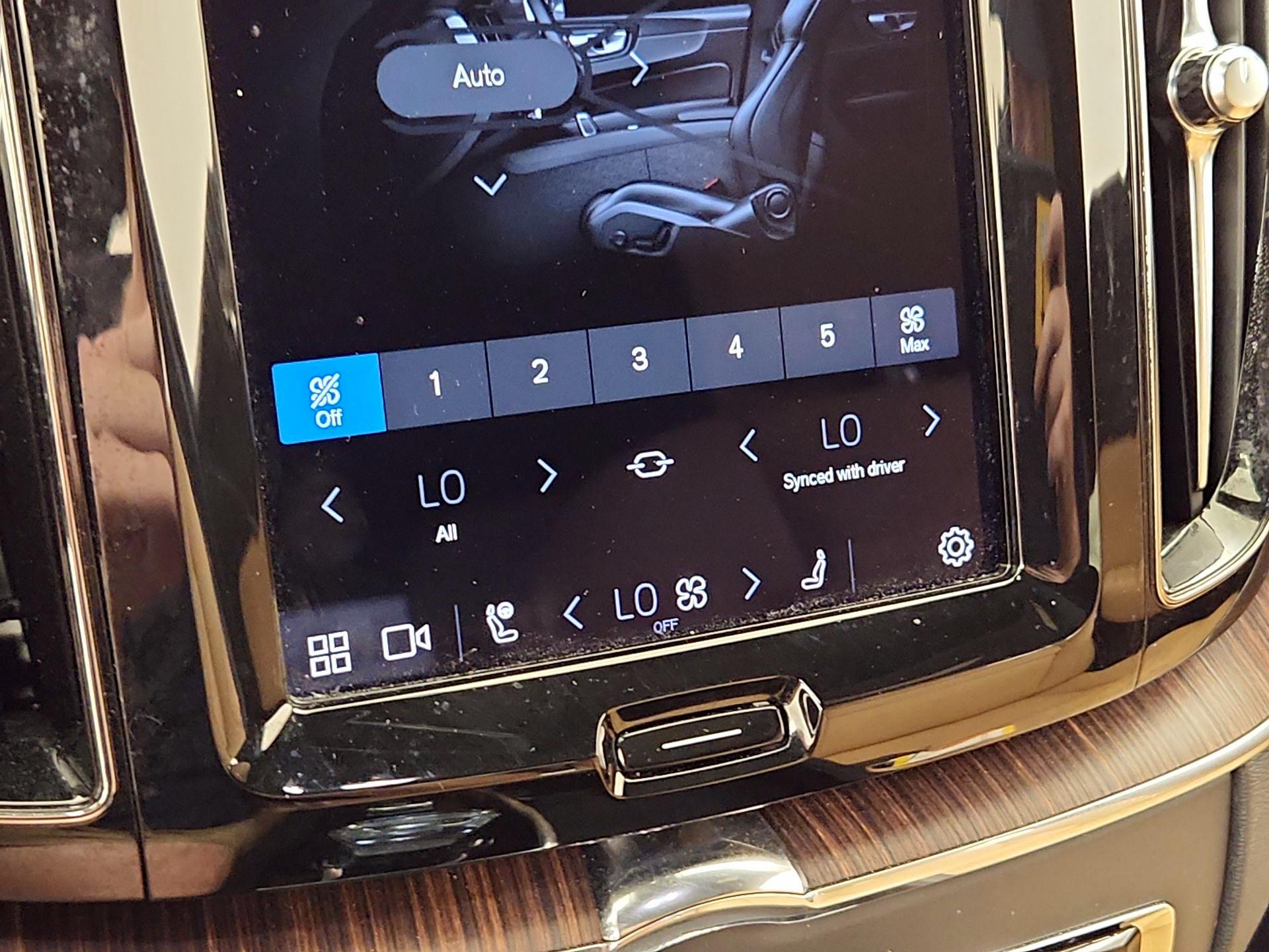 Thumbnail: 2022 Volvo XC60 - 17