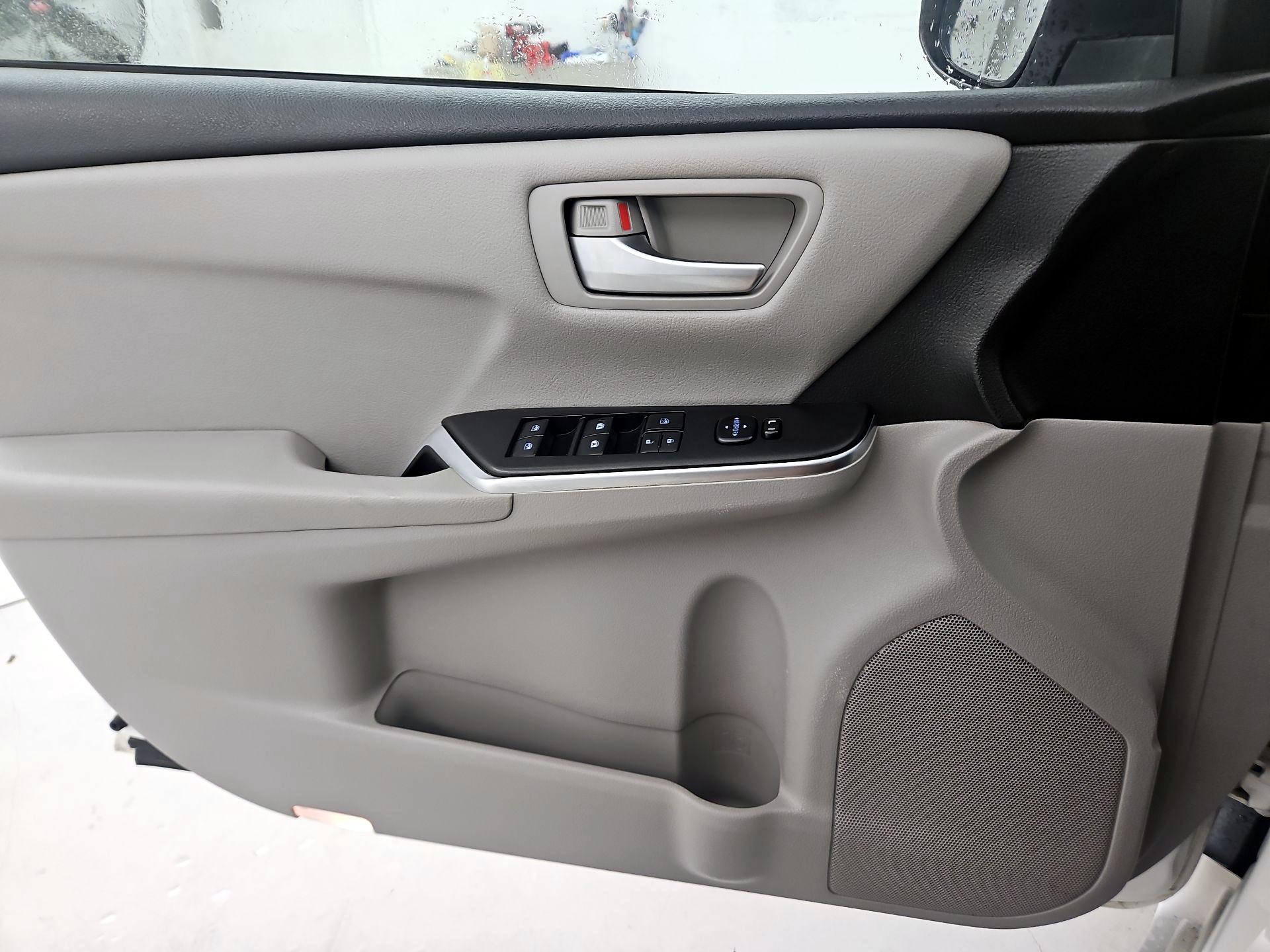 Thumbnail: 2016 Toyota Camry - 12
