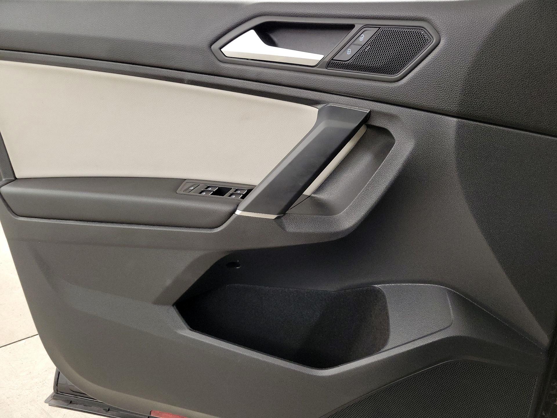Thumbnail: 2020 Volkswagen Tiguan - 12