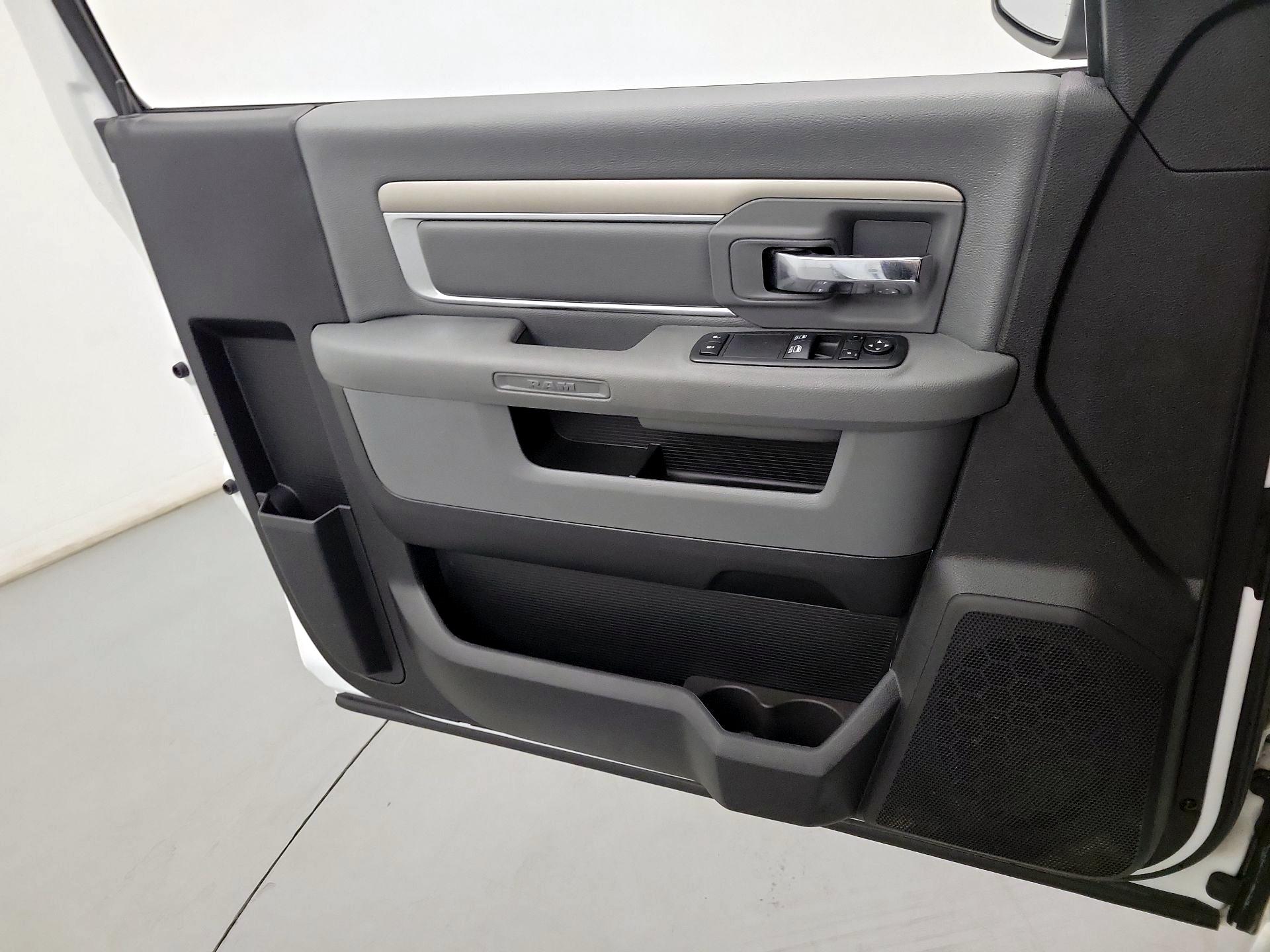 Thumbnail: 2020 RAM 1500 Classic - 10