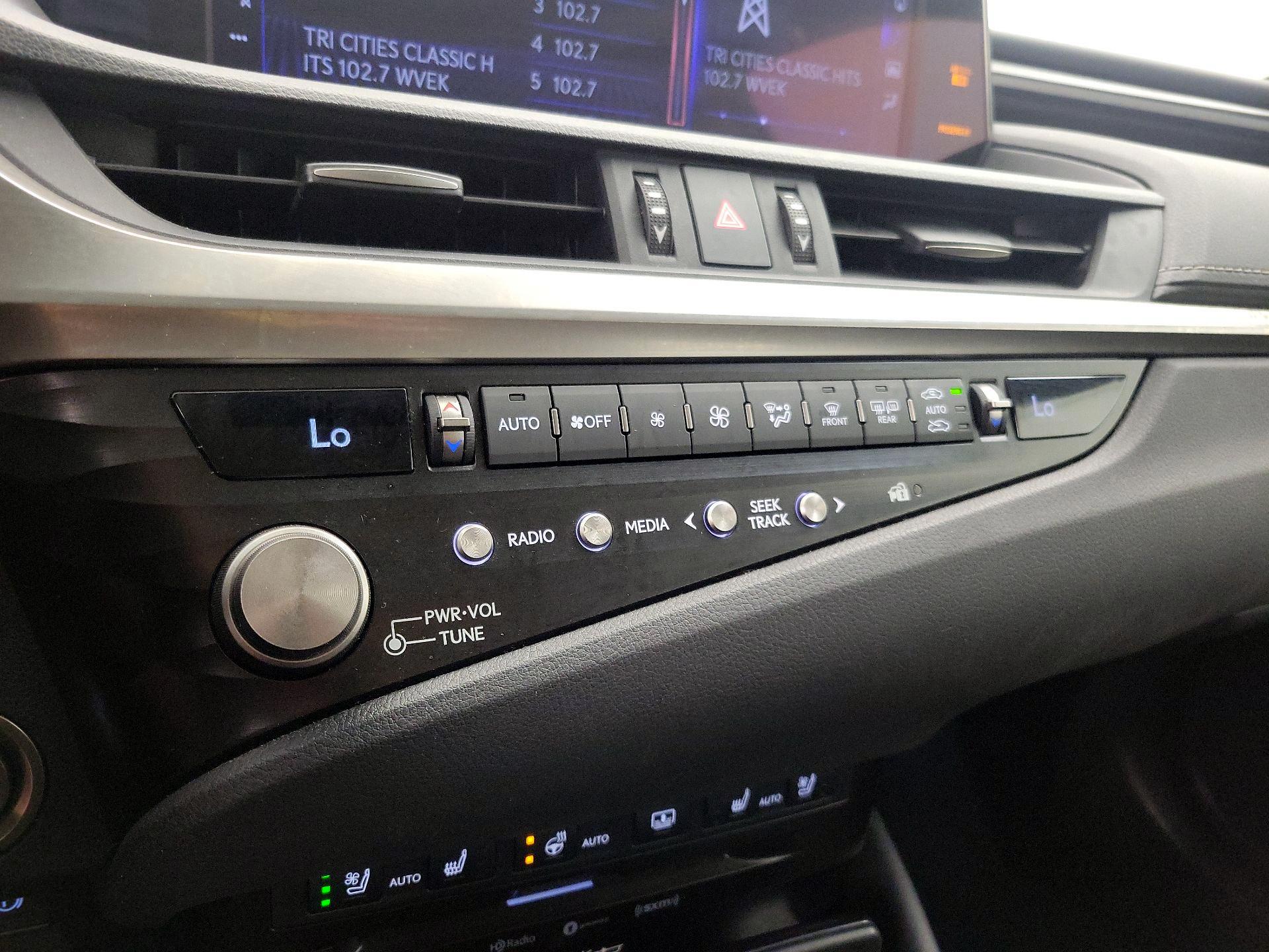 Thumbnail: 2021 Lexus ES - 17