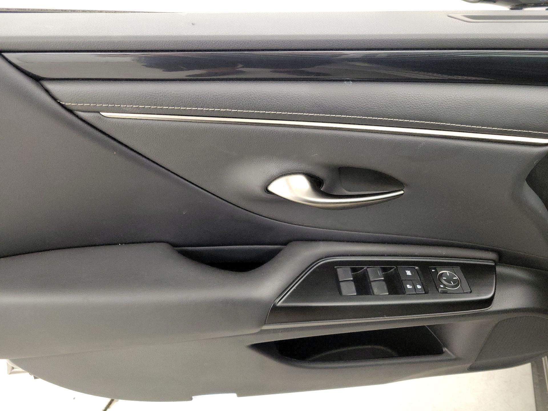 Thumbnail: 2020 Lexus ES - 12