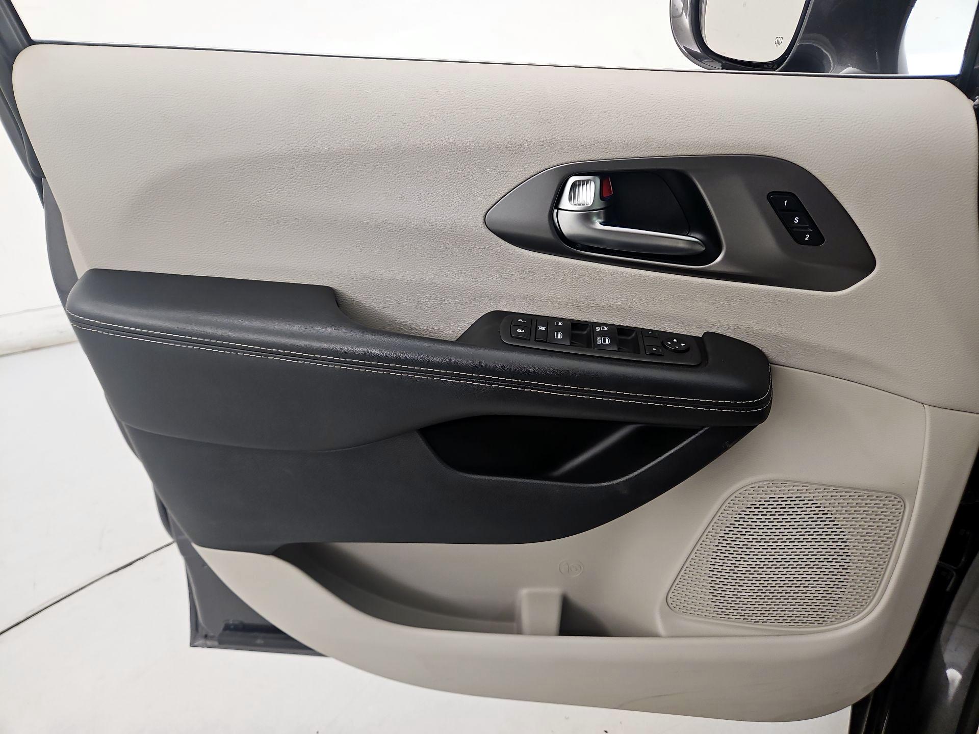 Thumbnail: 2021 Chrysler Pacifica - 12