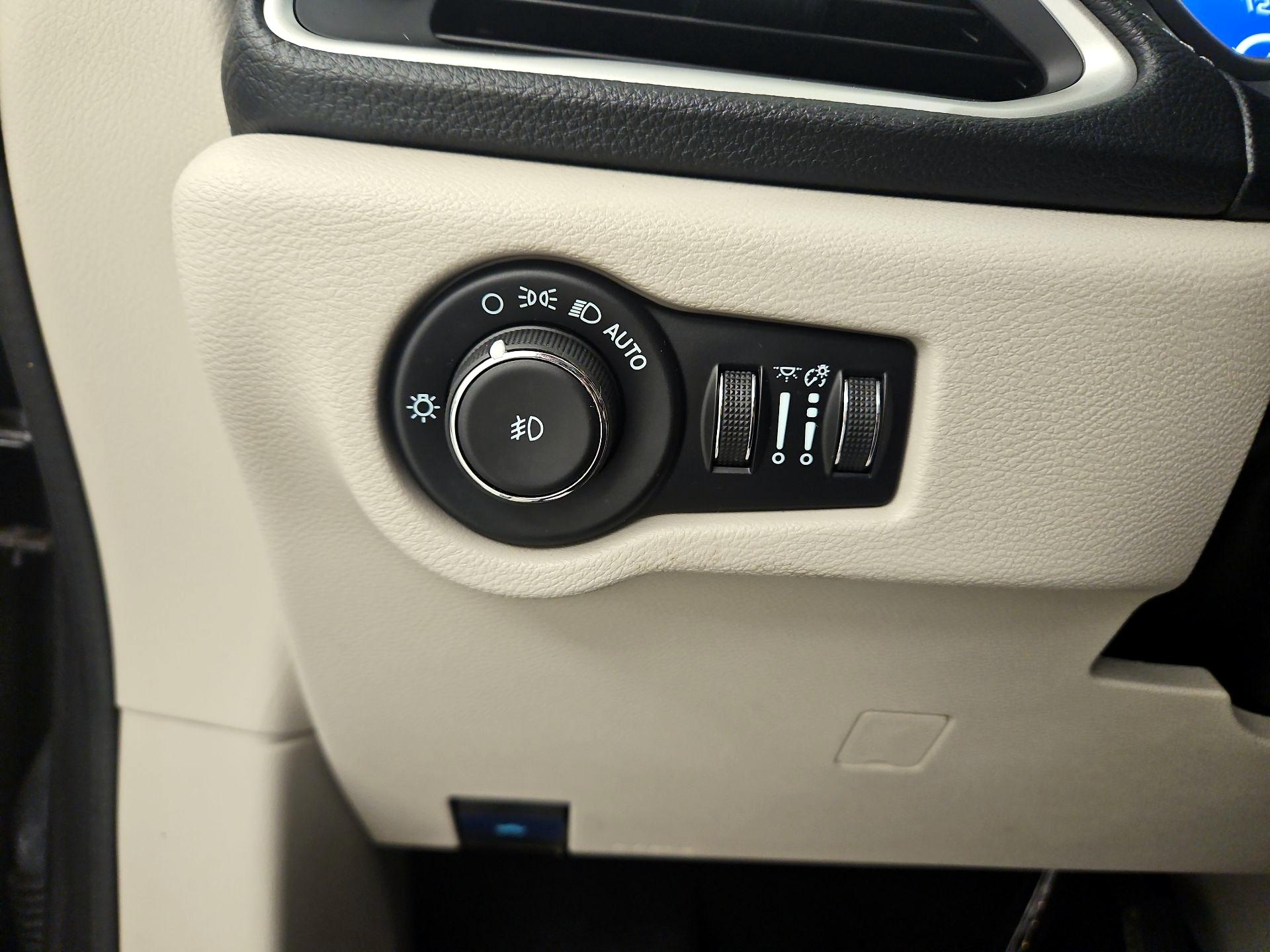Thumbnail: 2021 Chrysler Pacifica - 13