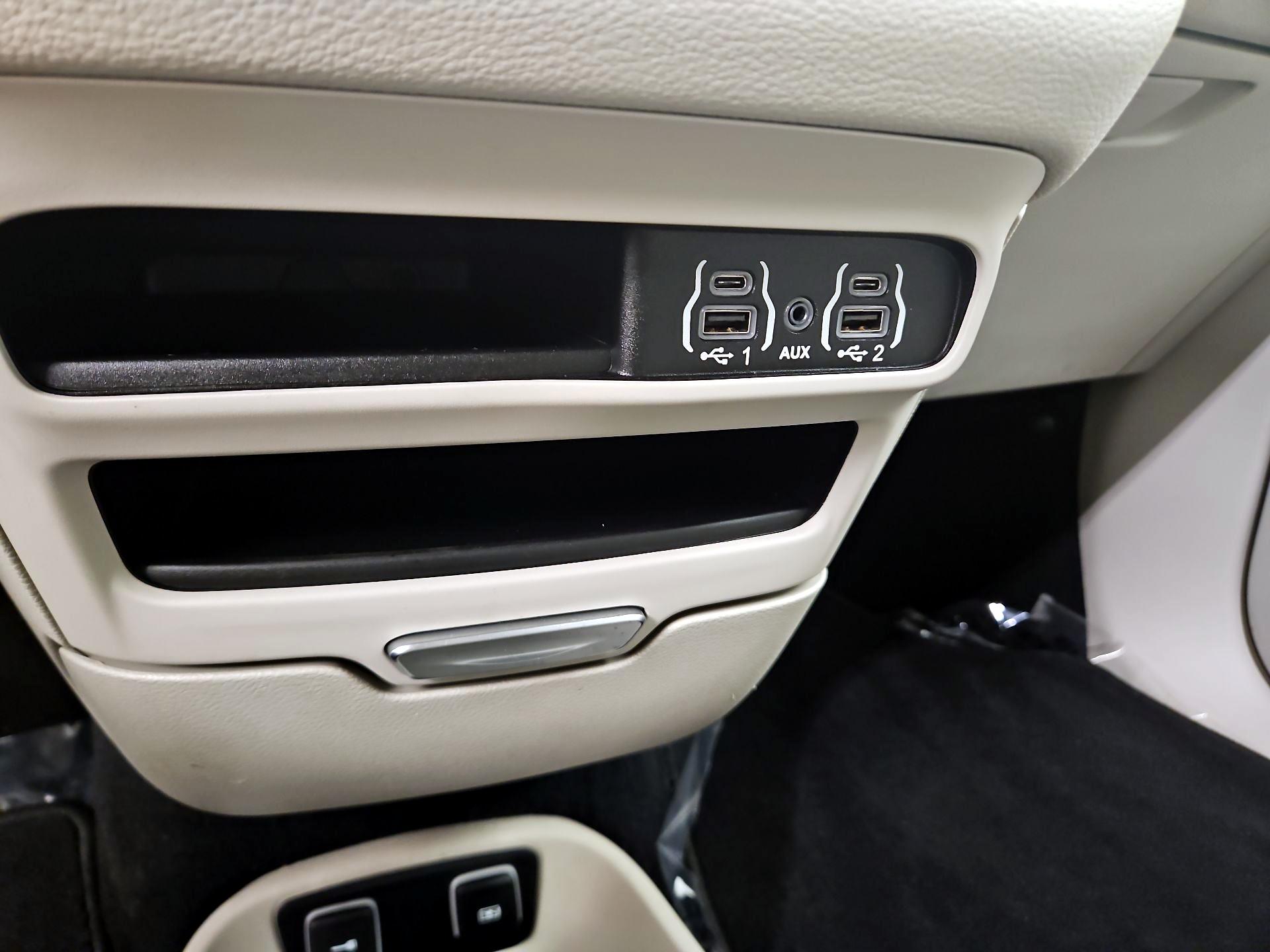 Thumbnail: 2021 Chrysler Pacifica - 18