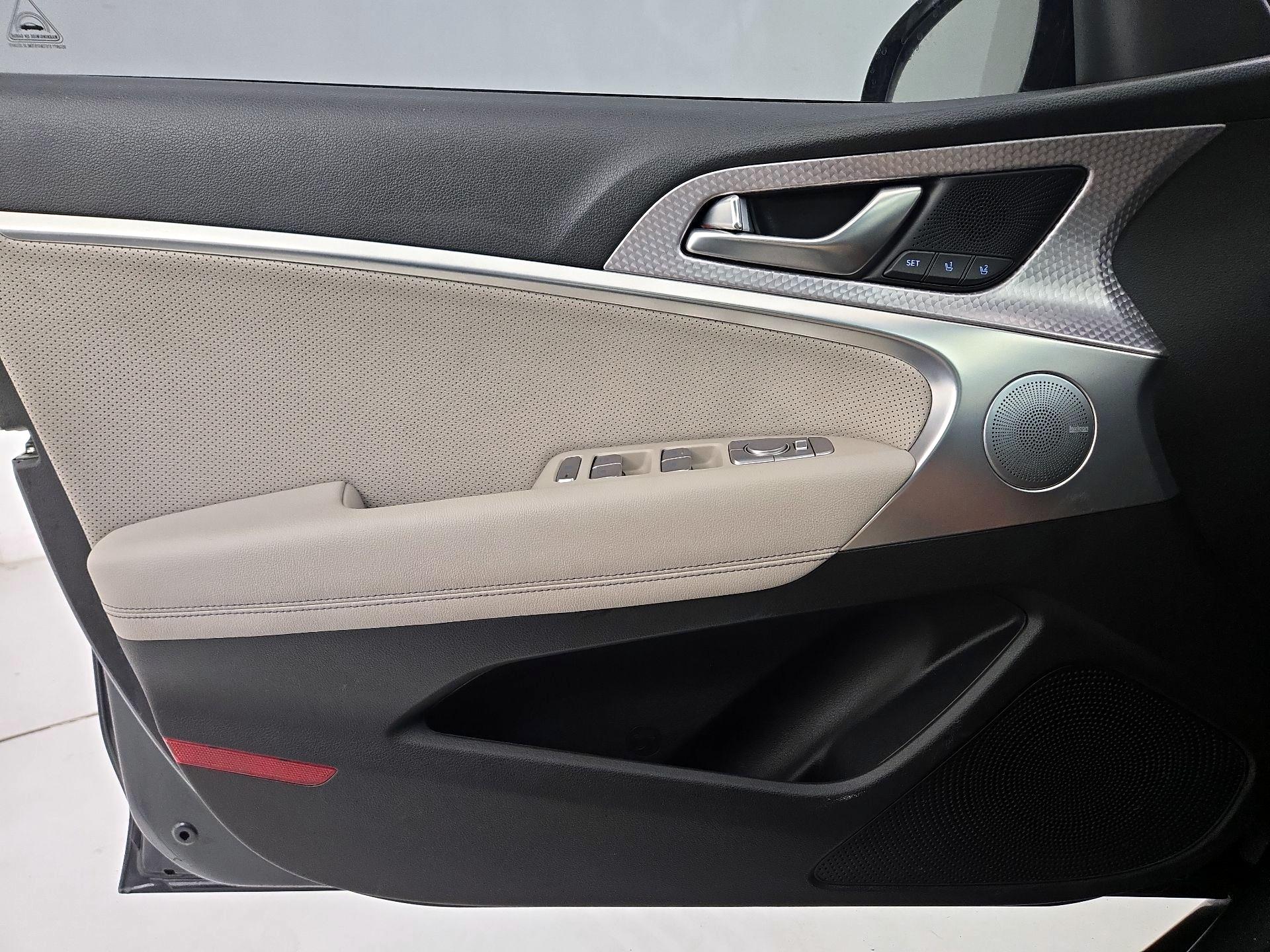 Thumbnail: 2023 Genesis G70 - 12