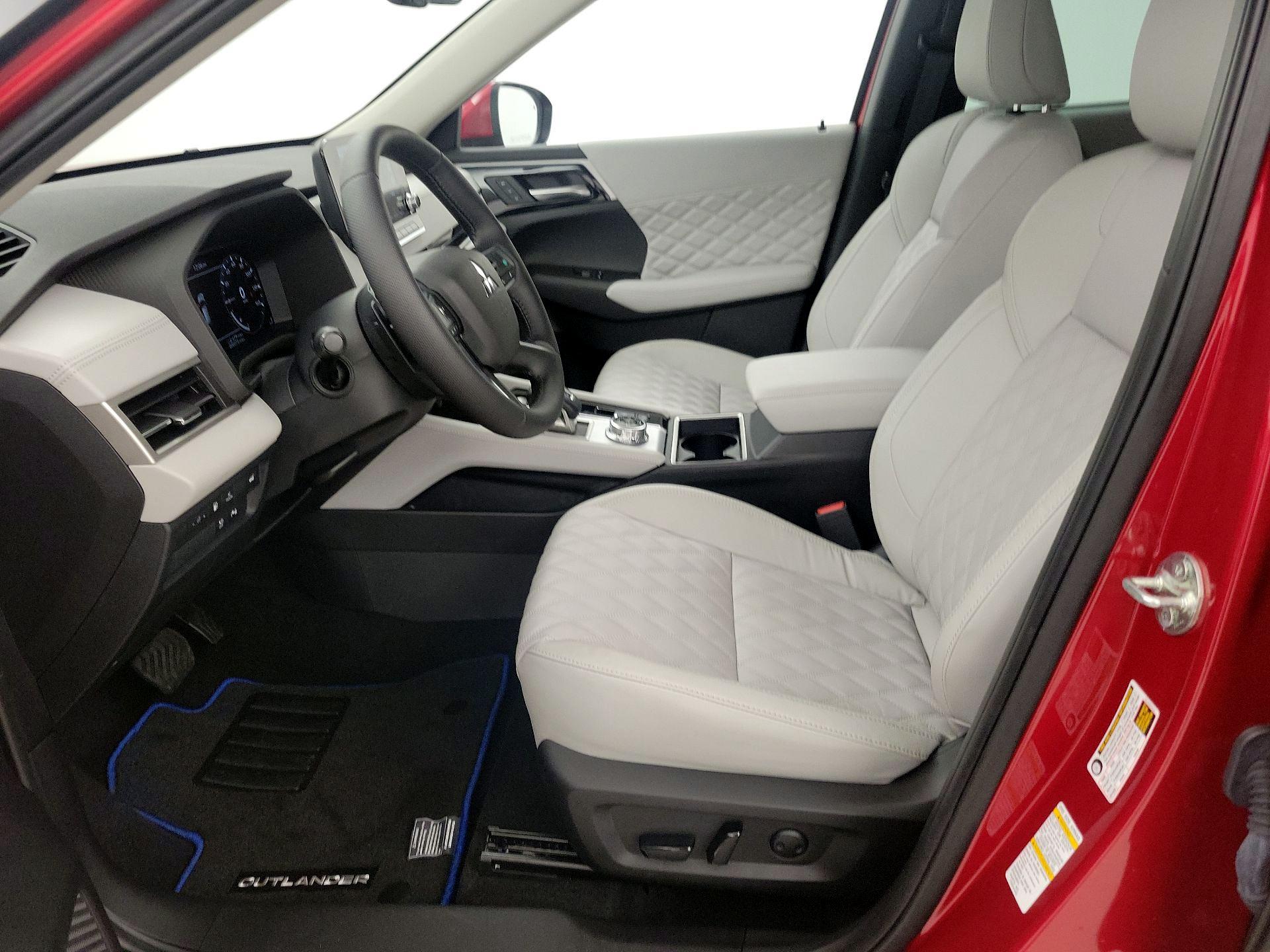 Thumbnail: 2023 Mitsubishi Outlander - 11