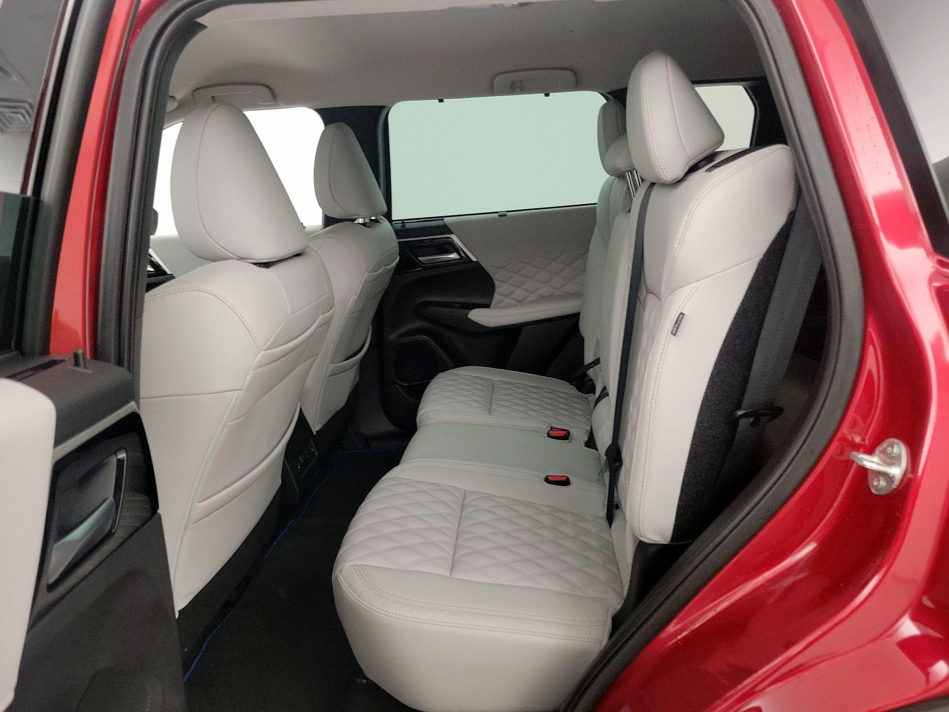Thumbnail: 2023 Mitsubishi Outlander - 20