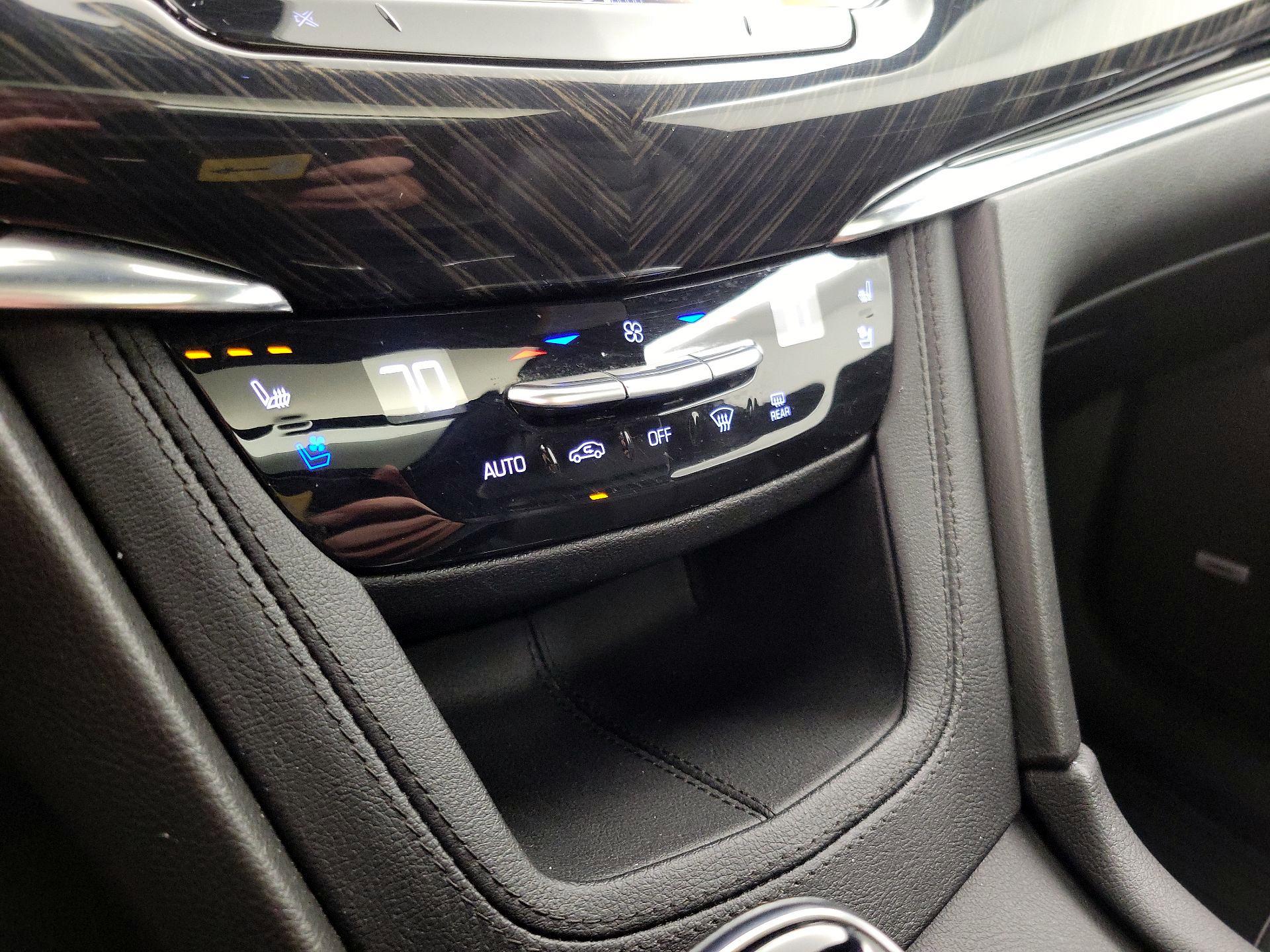 Thumbnail: 2022 Cadillac XT6 - 17