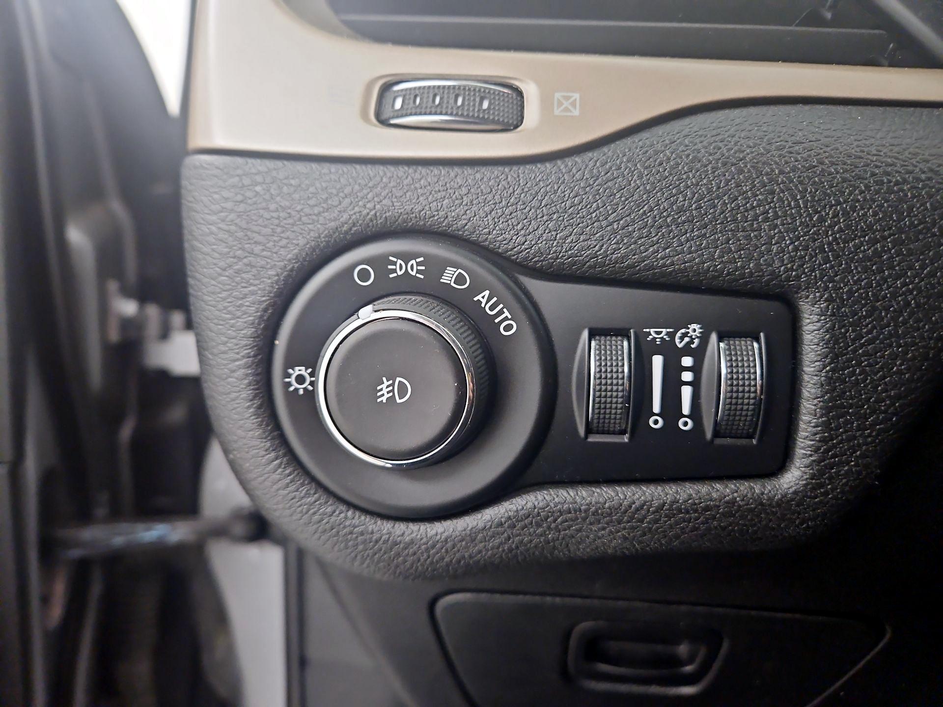 Thumbnail: 2017 Jeep Cherokee - 13