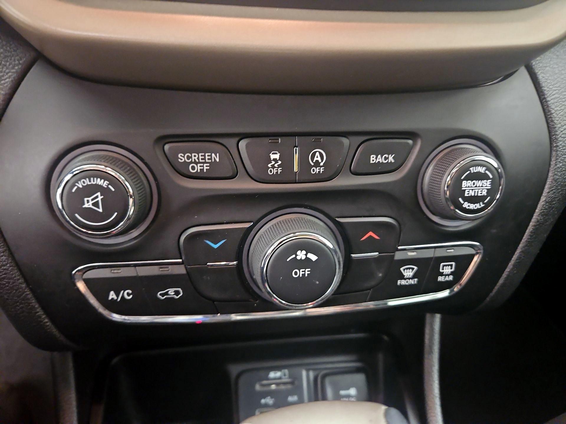 Thumbnail: 2017 Jeep Cherokee - 16