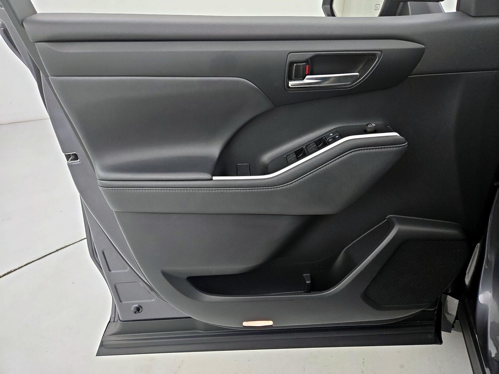 Thumbnail: 2021 Toyota Highlander - 12