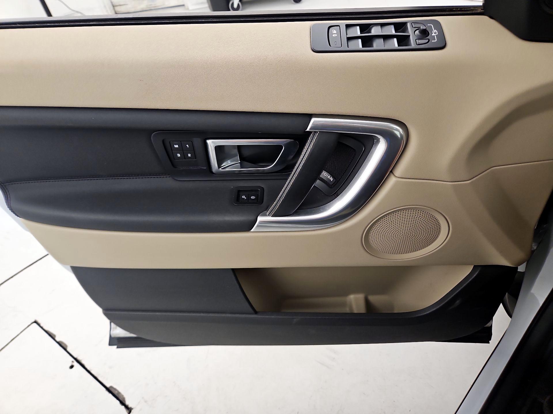 Thumbnail: 2018 Land Rover Discovery Sport - 12