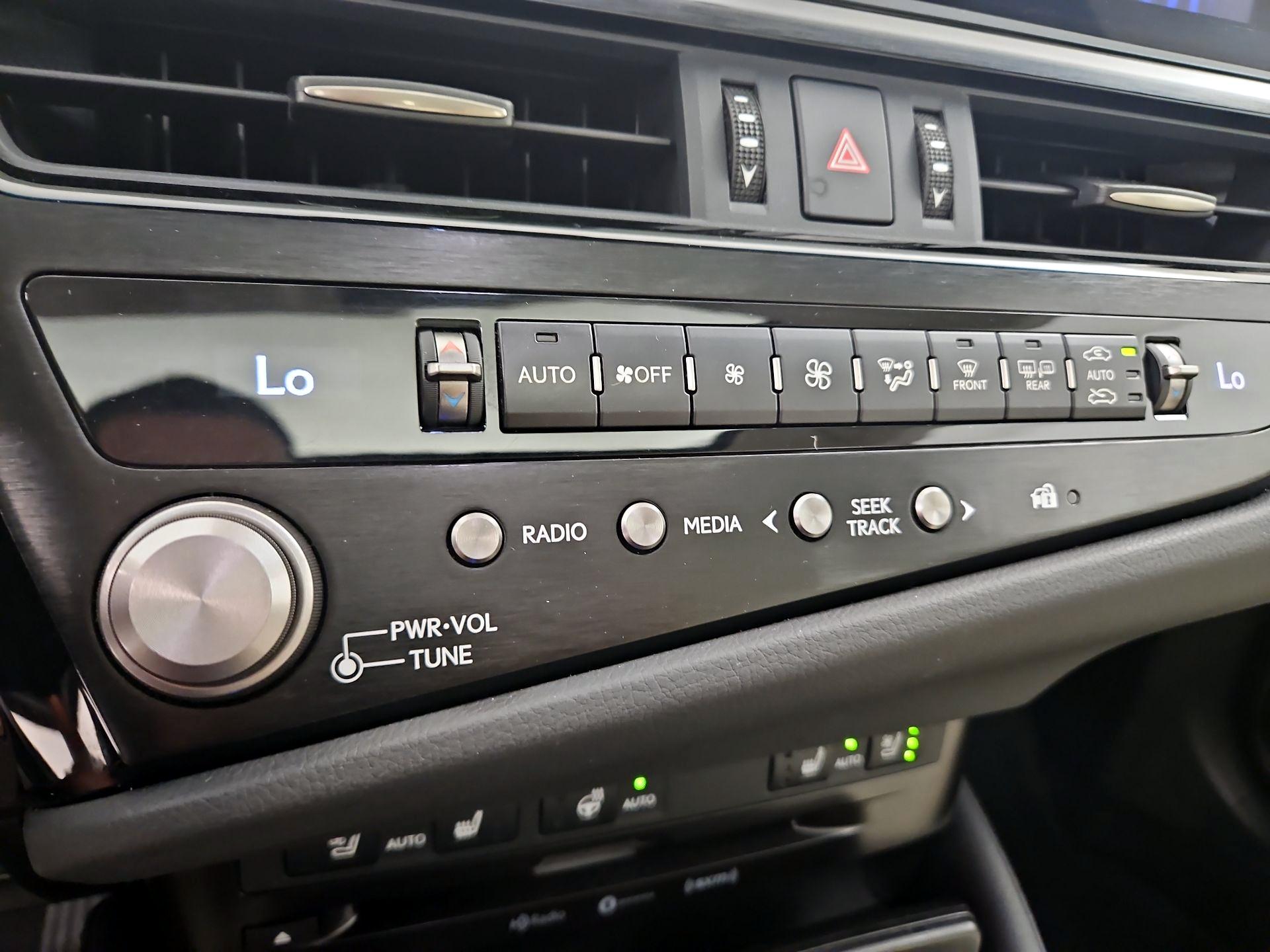 Thumbnail: 2022 Lexus ES - 16