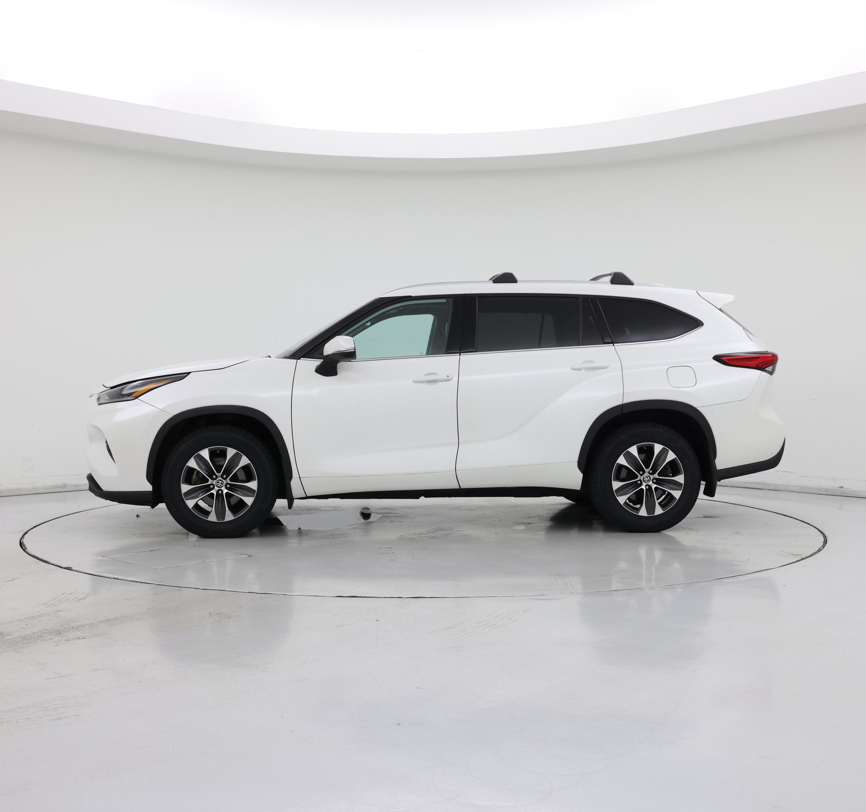 Thumbnail: 2021 Toyota Highlander - 3