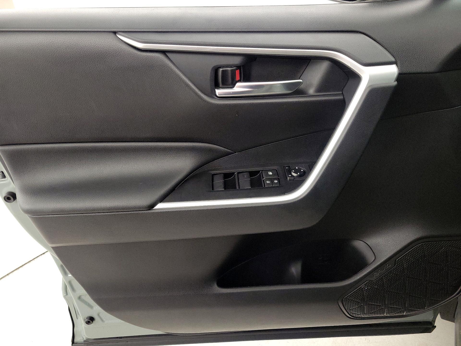Thumbnail: 2020 Toyota RAV4 - 12