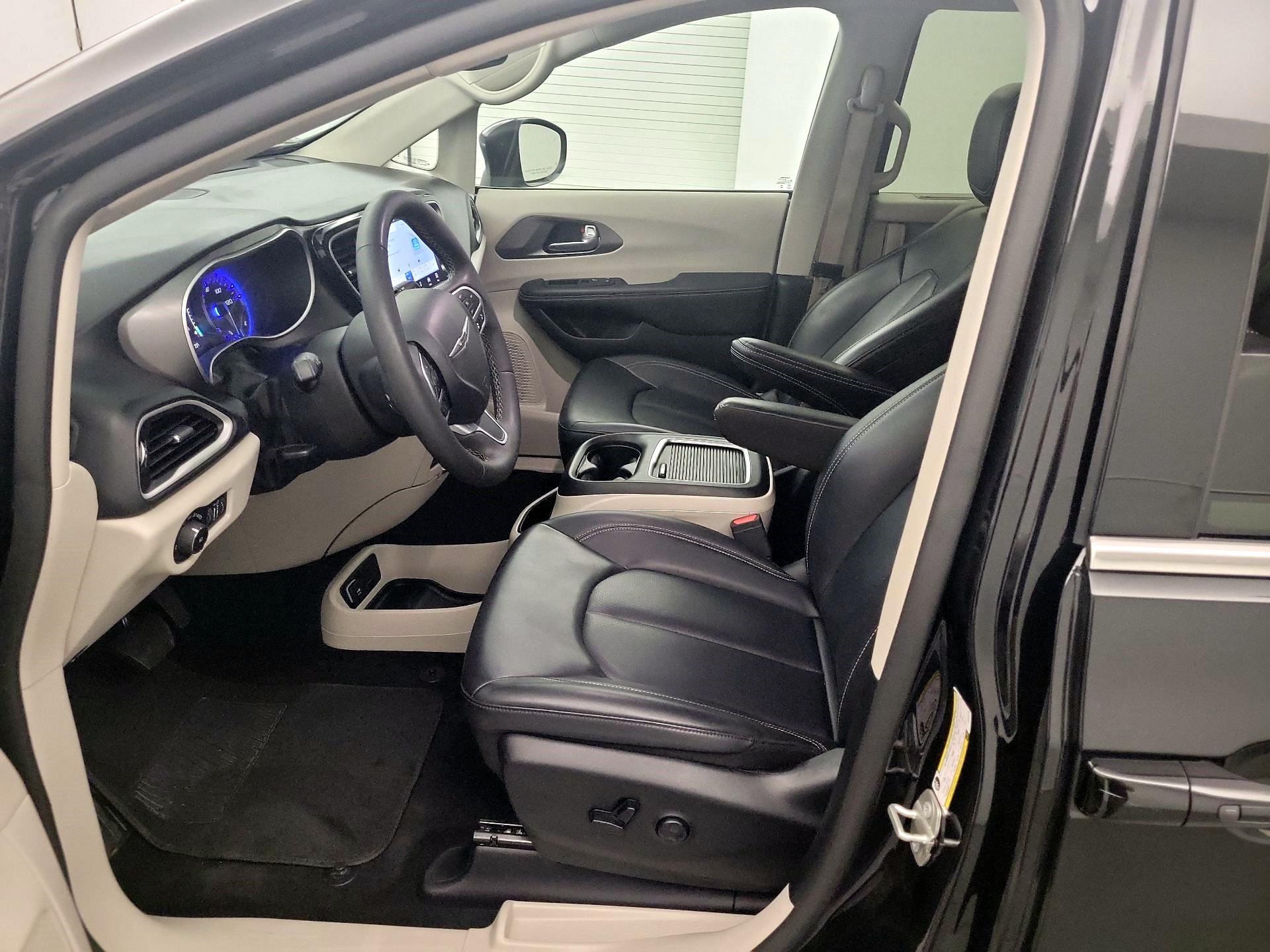 Thumbnail: 2023 Chrysler Pacifica - 9