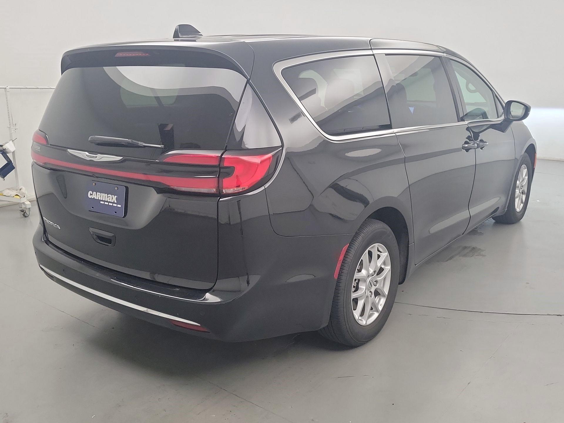 Thumbnail: 2023 Chrysler Pacifica - 5