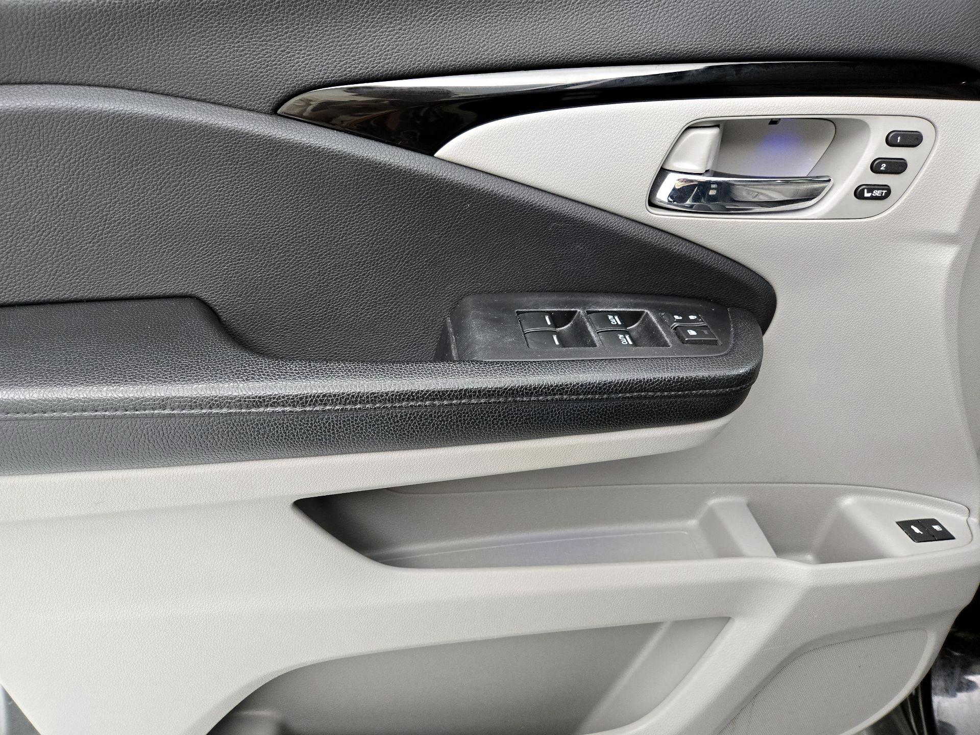 Thumbnail: 2016 Honda Pilot - 12