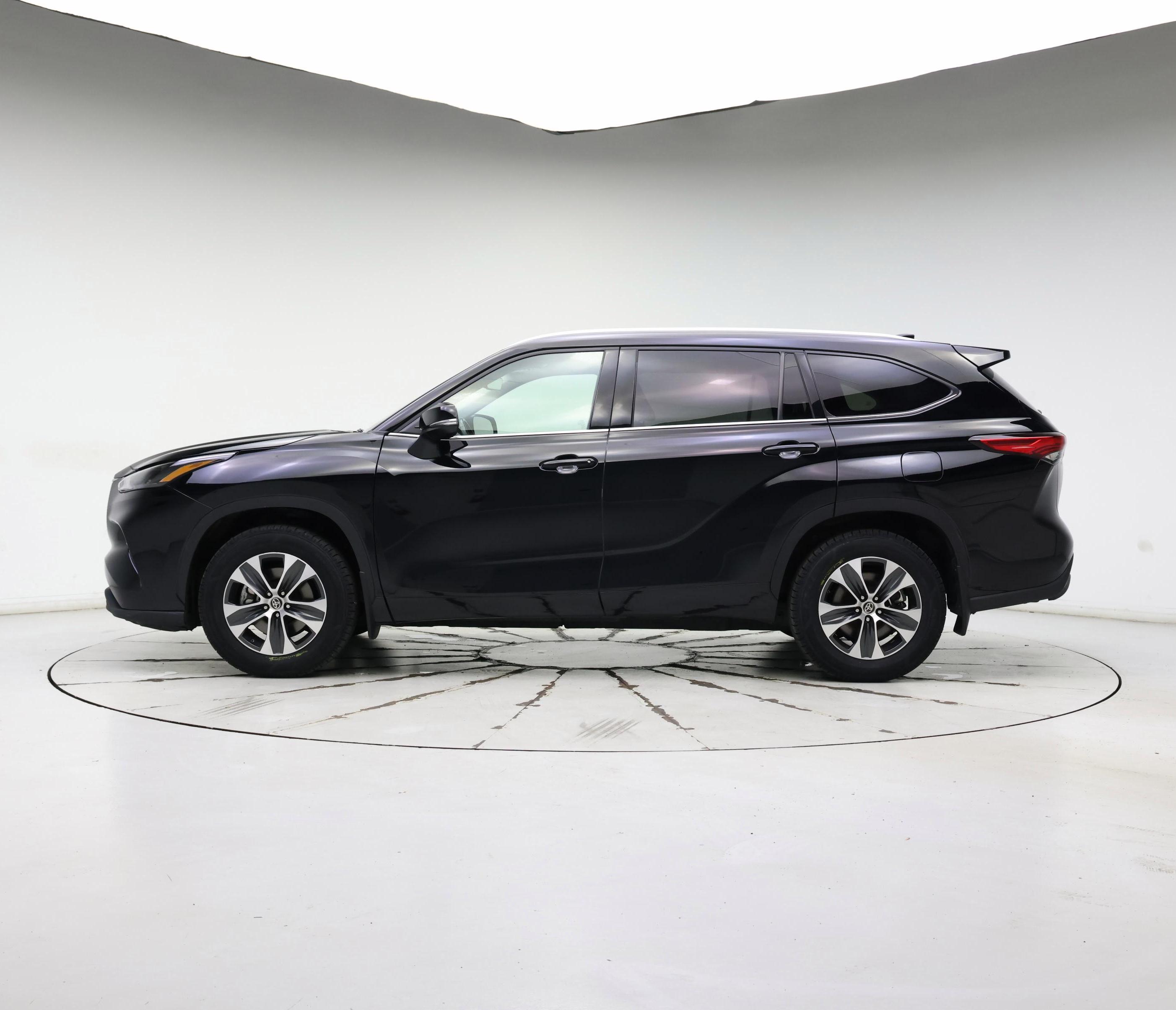 Thumbnail: 2022 Toyota Highlander - 3
